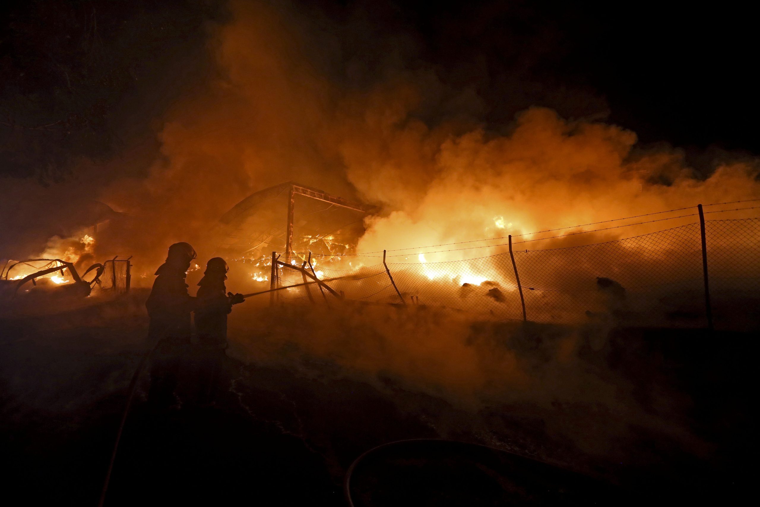 Incêndio em fábrica de papel em Sta Maria da Feira ainda não está dominado