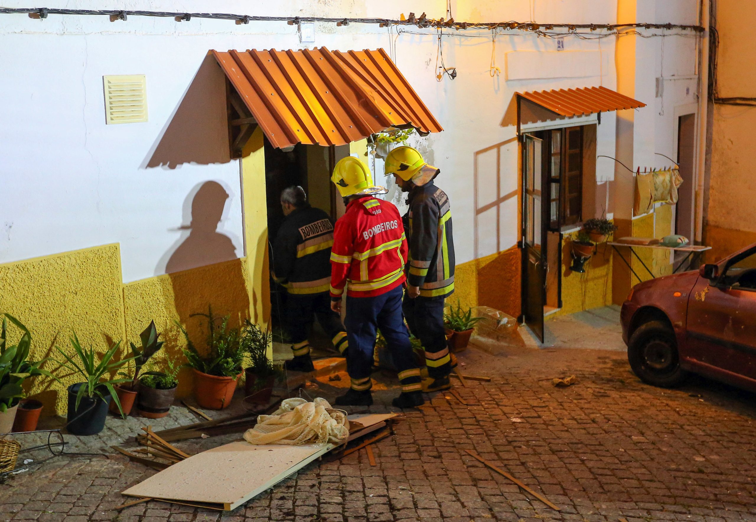 Três desalojados dois dos quais feridos na explosão em habitação em Elvas