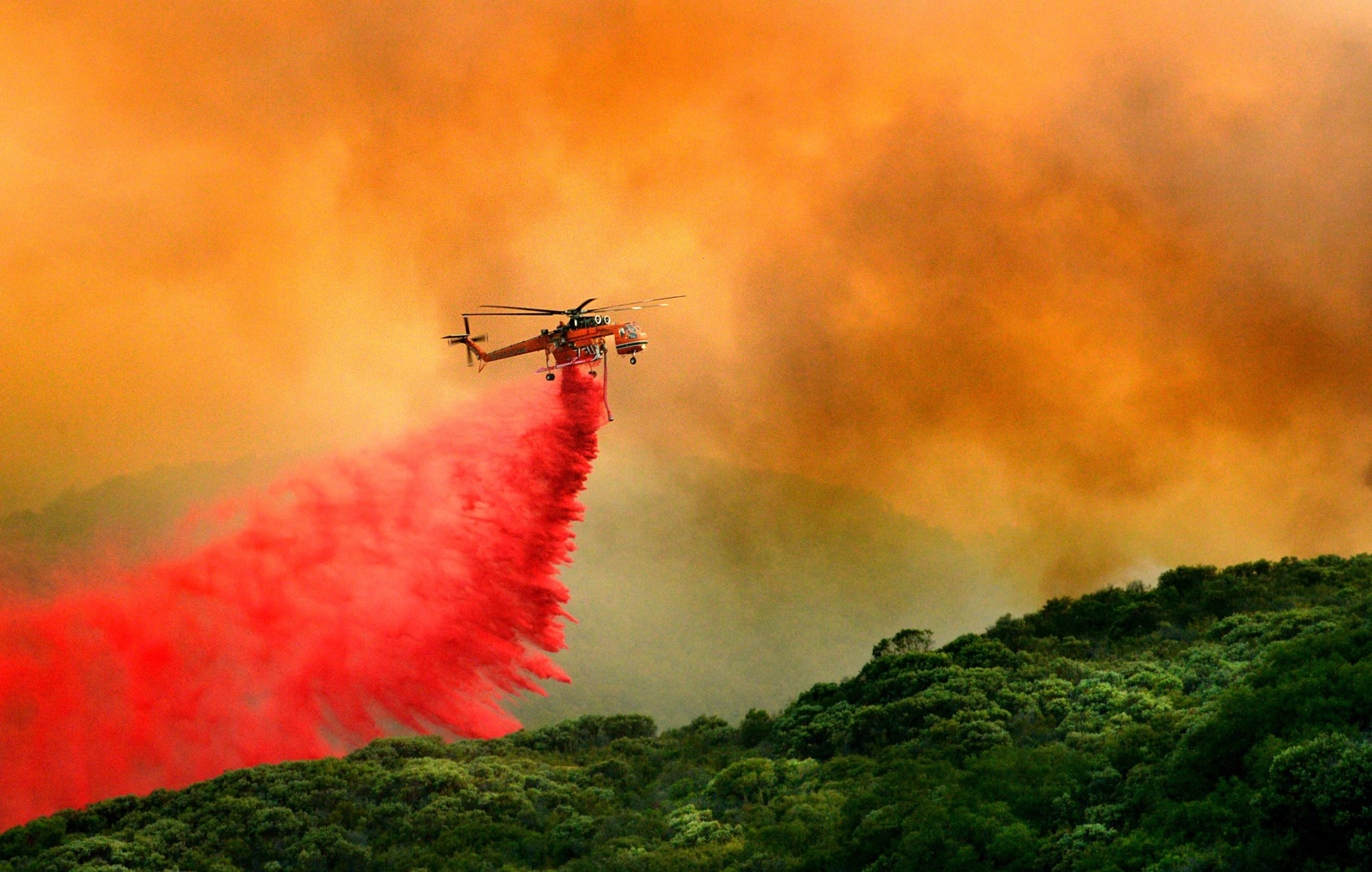 Incêndios na Califórnia causaram um morto e destruíram 834 edifícios