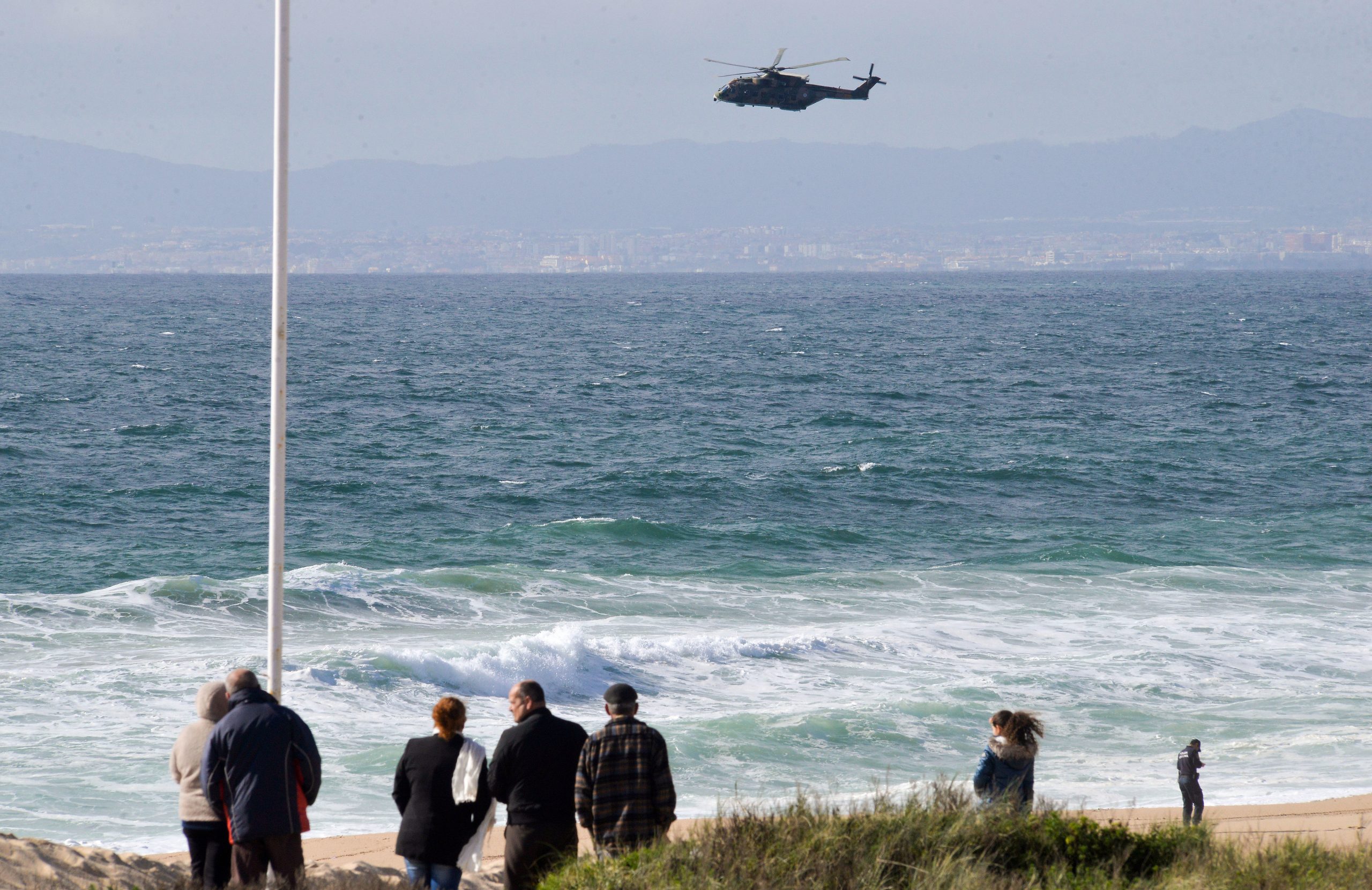 Operações de busca pelos austríacos desaparecidos no Meco suspensas devido ao mau tempo