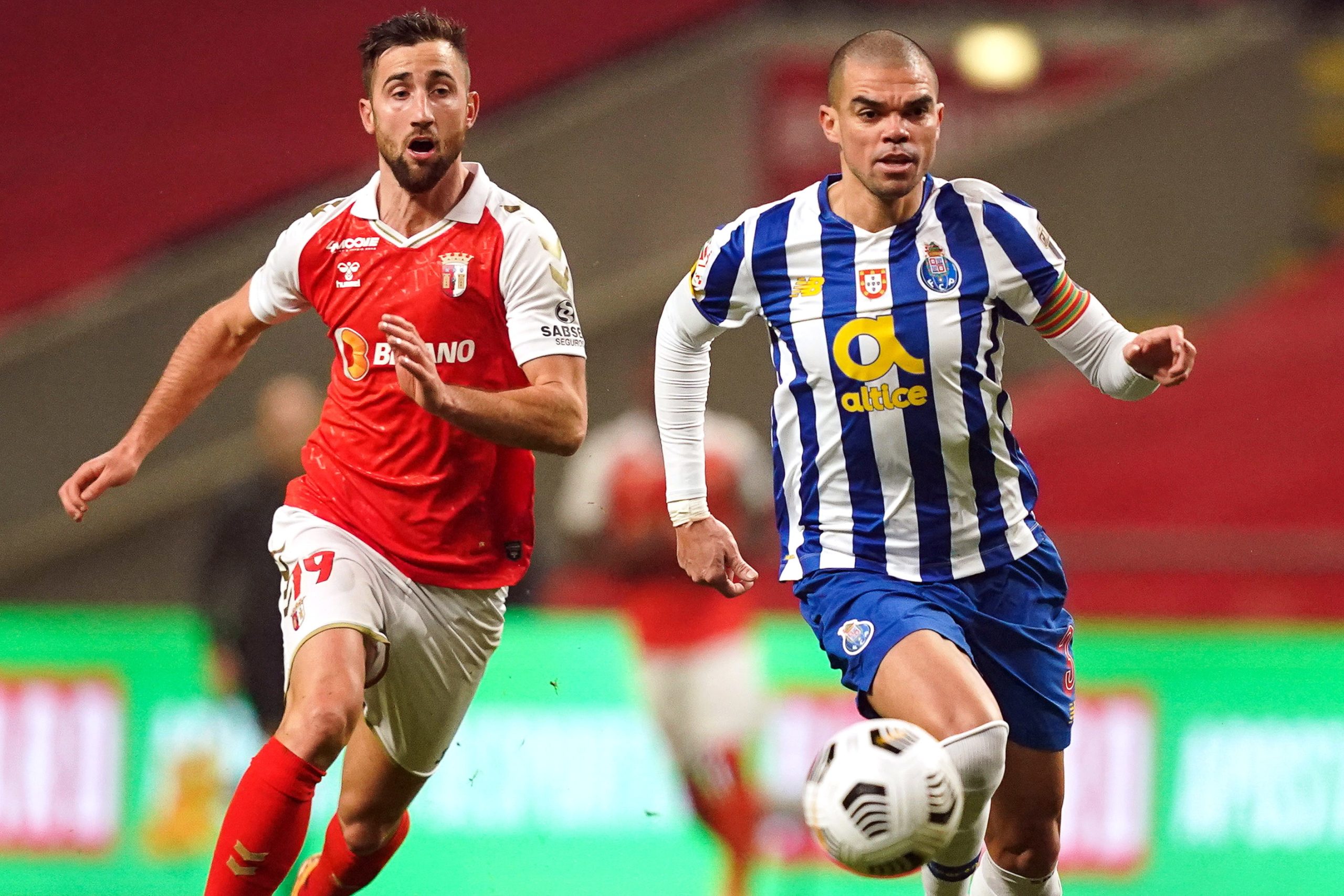 Duas expulsões, uma lesão grave e 112 minutos depois, Sporting de Braga e FC Porto empatam na primeira mão das meias finais da Taça de Portugal