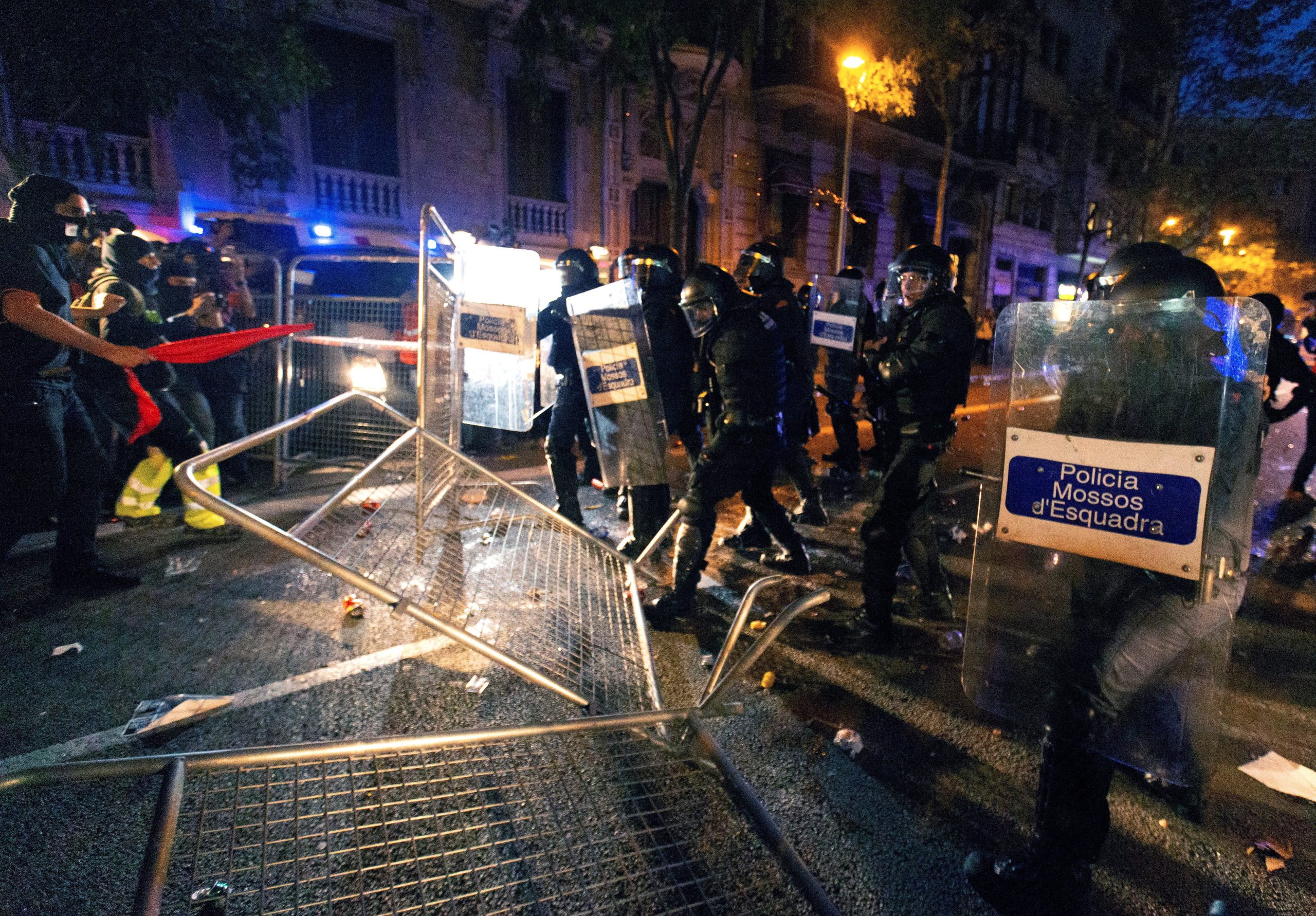 Protestos violentos já levaram a 51 detenções na Catalunha