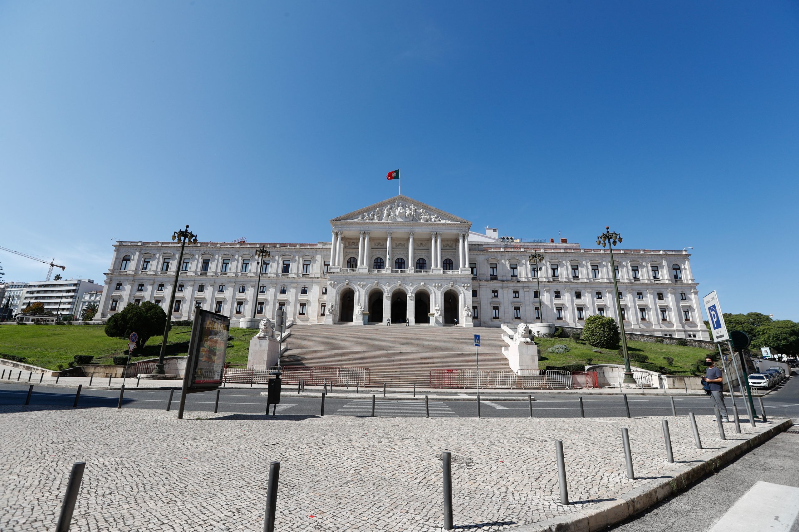 Parlamento discute aumentar para 18 anos idade máxima para criança ser adotada