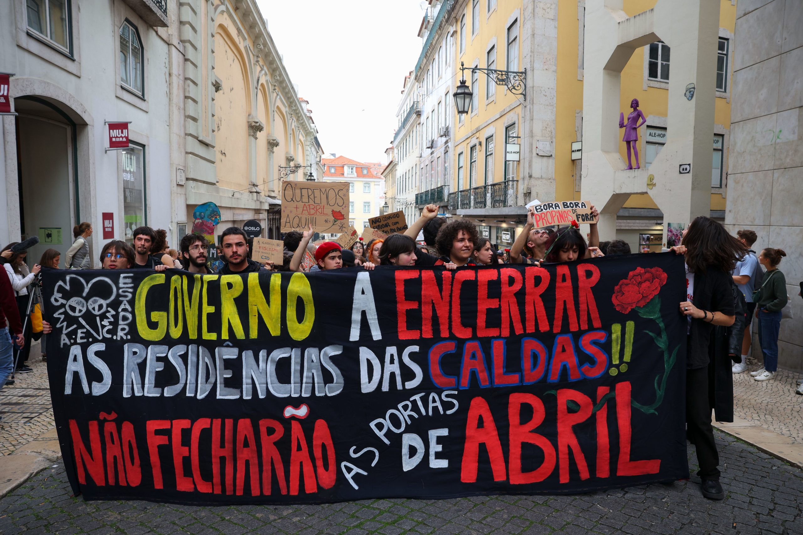 Propinas e alojamento no topo das reivindicações. Estudantes saem à rua e manifestam-se em Lisboa
