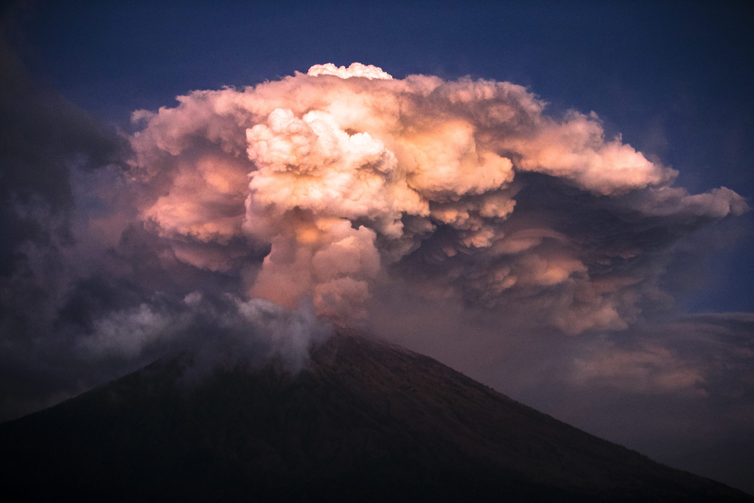 Aeroporto de Bali encerrado temporariamente devido a erupção vulcânica