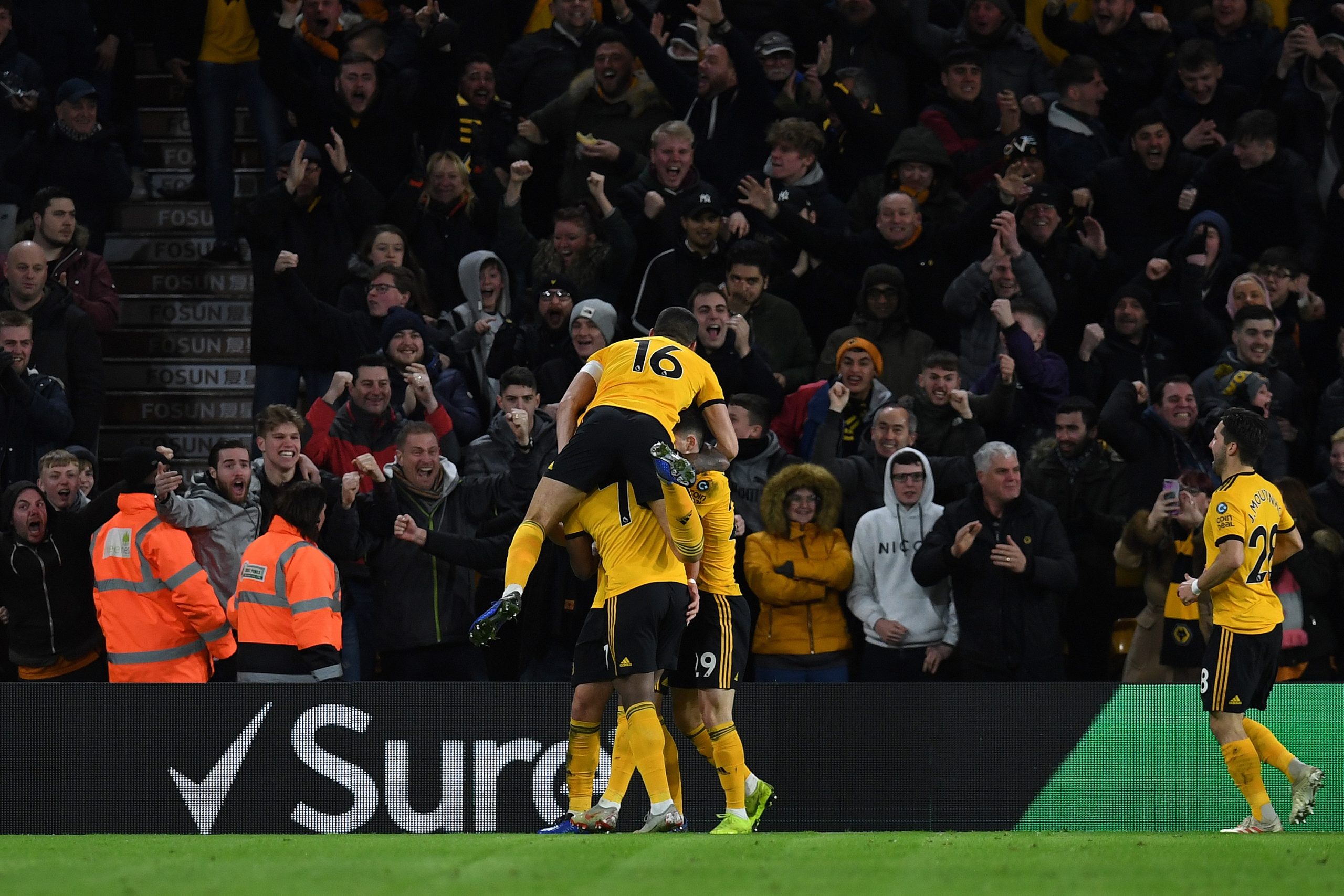 Momento de inspiração de Ruben Neves elimina Liverpool da Taça de Inglaterra