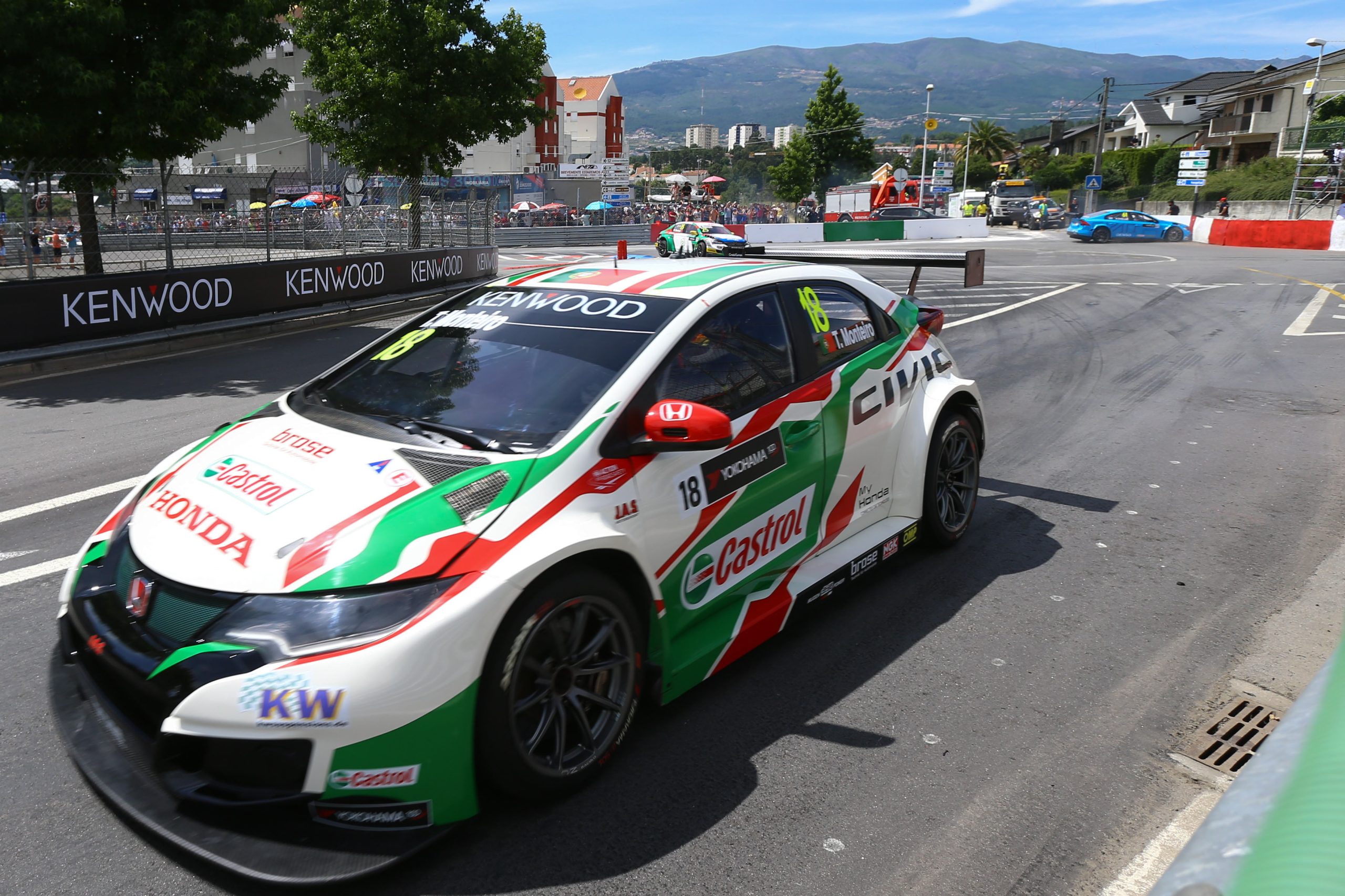 Tiago Monteiro termina com duplo pódio em Vila Real e assume a liderança do WTCC