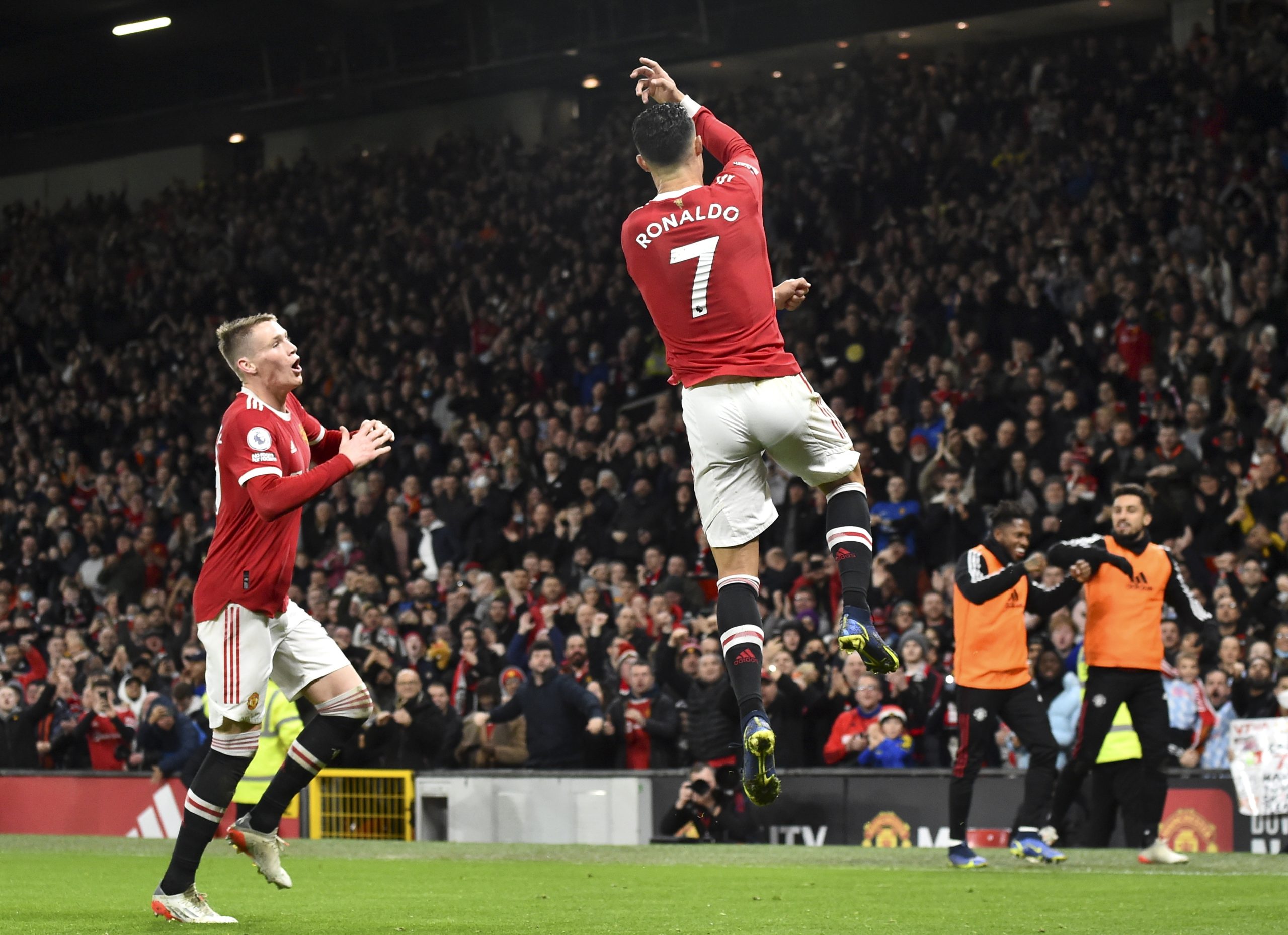 Cristiano Ronaldo marca e empurra o Manchester United para o sexto lugar em Inglaterra