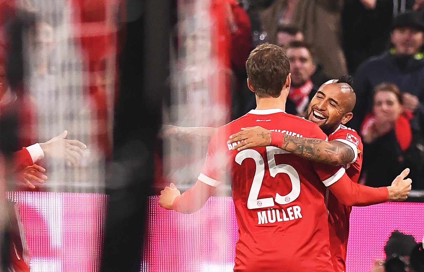Bayern Munique leva susto, mas goleia e mantém 16 de avanço sobre Schalke 04