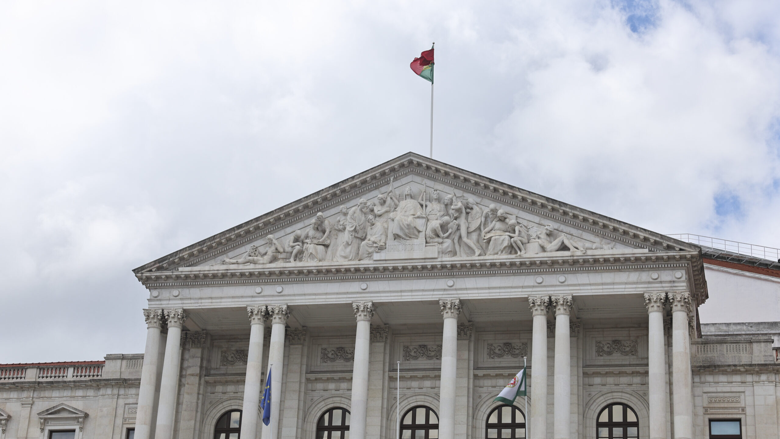 Pode um deputado acumular o cargo de vereador?