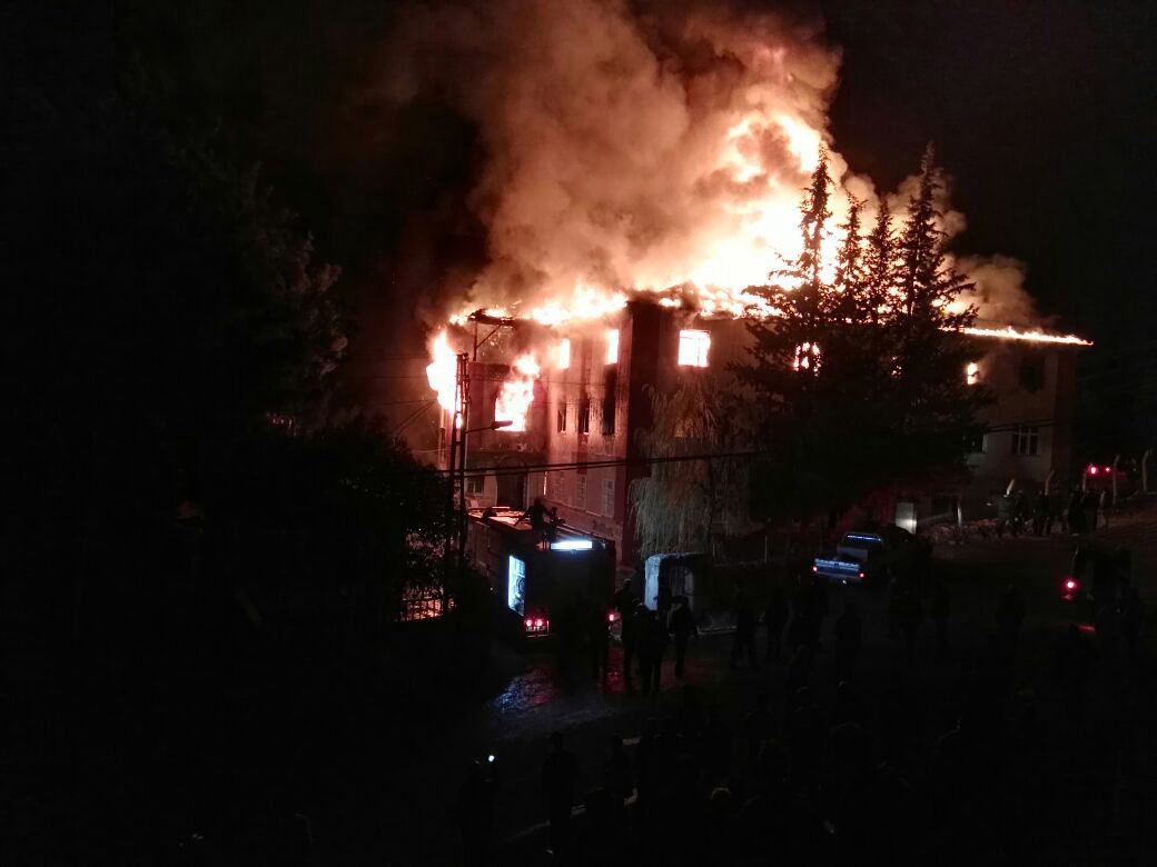Incêndio em dormitório feminino de escola turca provoca 12 mortes