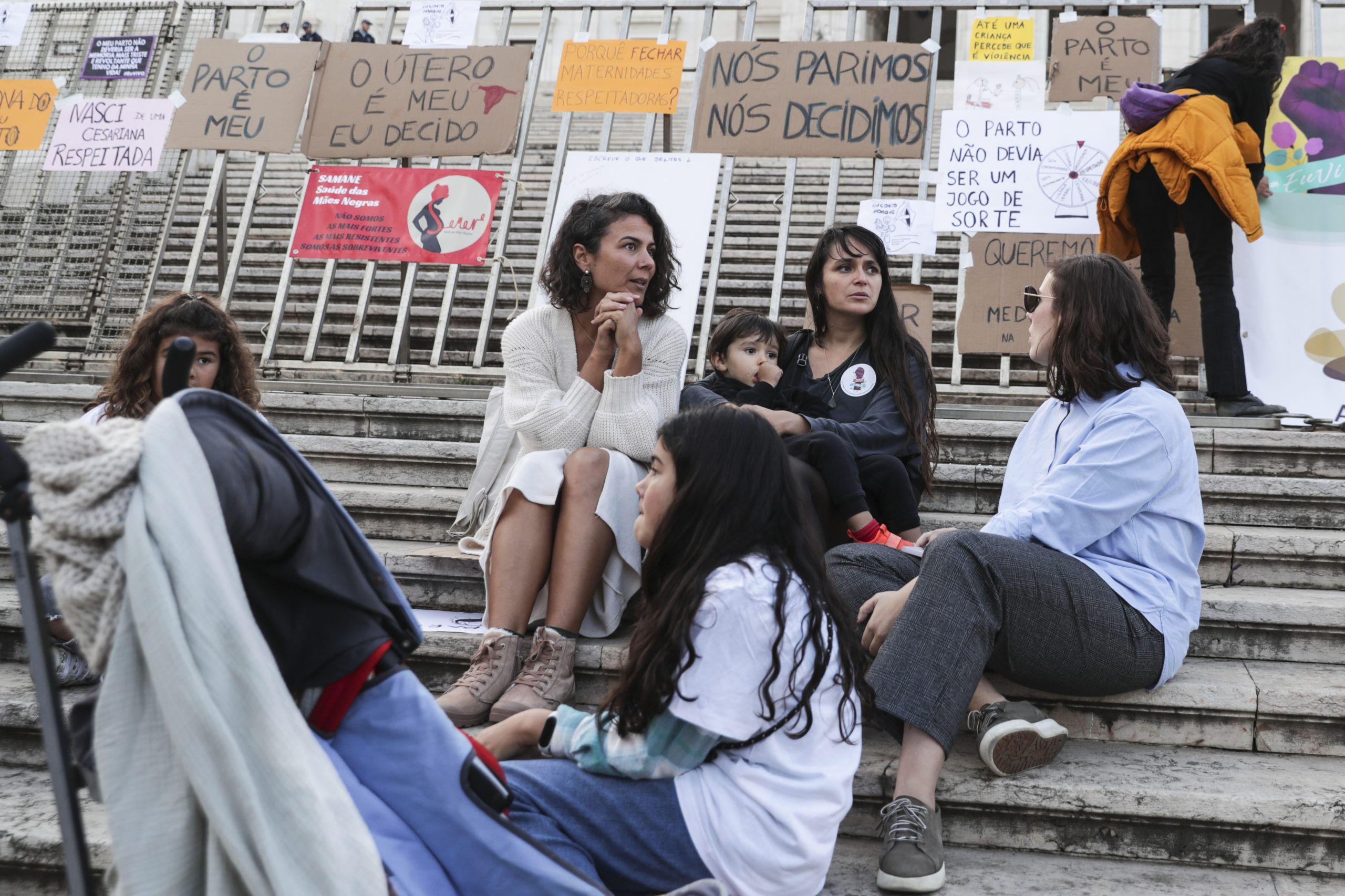 Protesto em frente ao parlamento alerta para violência obstétrica e situações de racismo