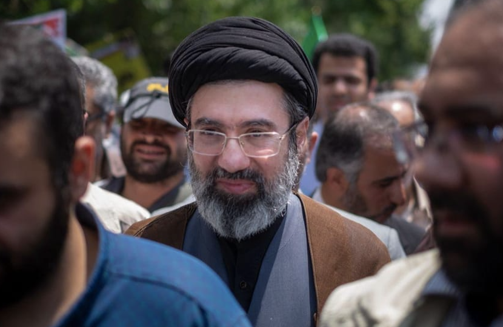 Quem é Mojtaba Khamenei, o novo líder do Irão que nem o pai queria ver no lugar