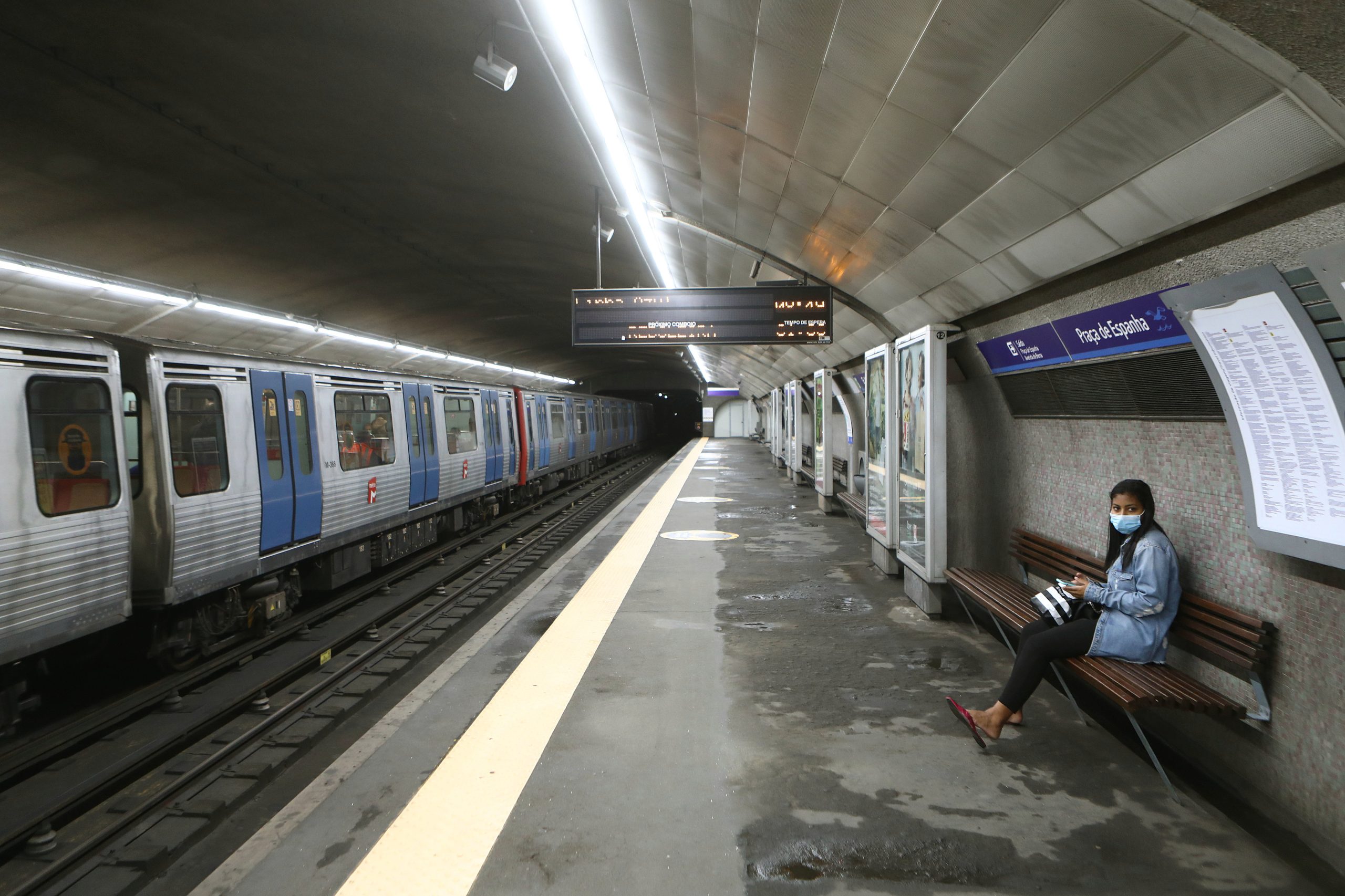 Falha de energia no Metro de Lisboa deixou circulação interrompida. Situação regularizada na linha amarela e verde