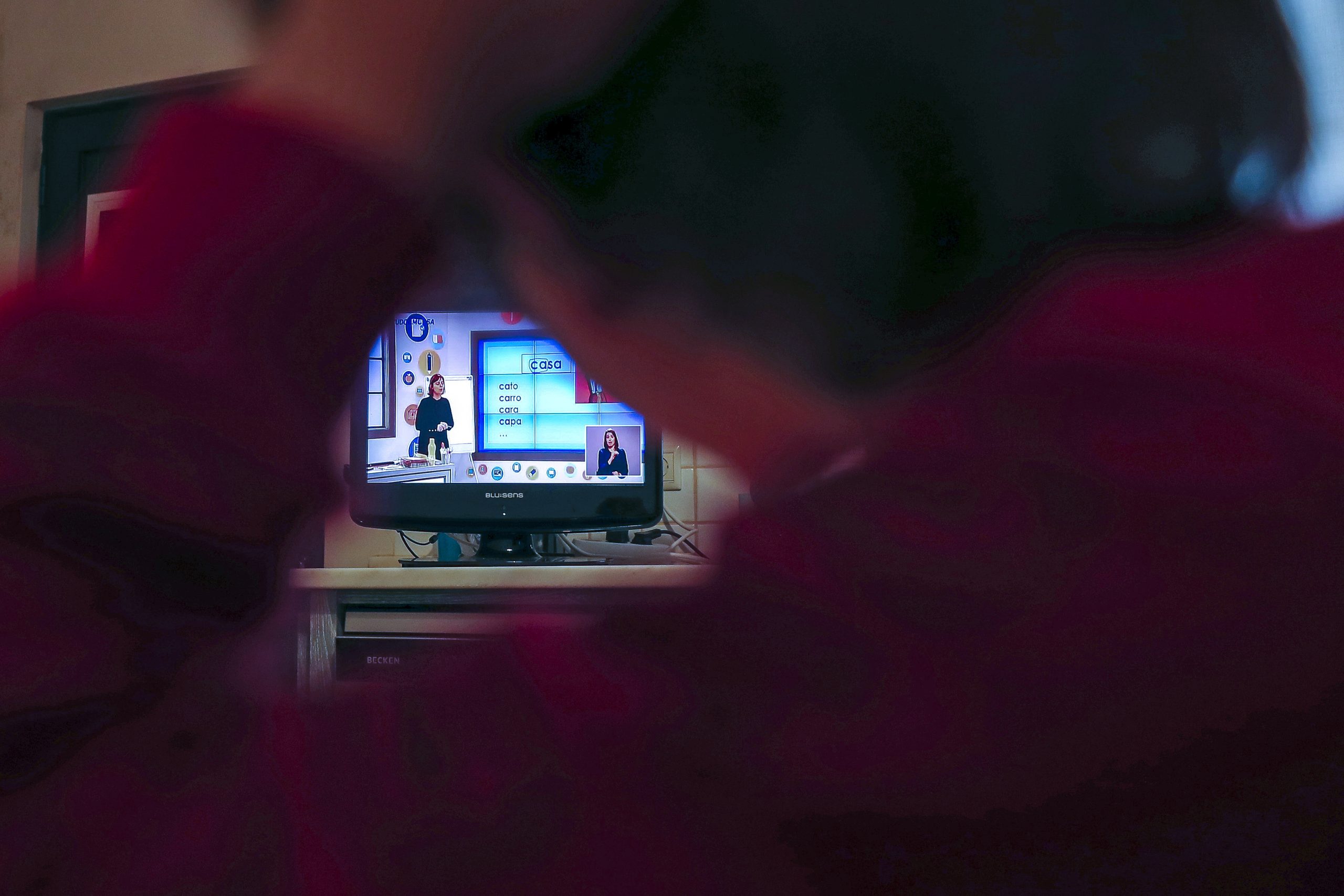 Associação de professores pede que os docentes em teletrabalho possam apoiar alunos em casa