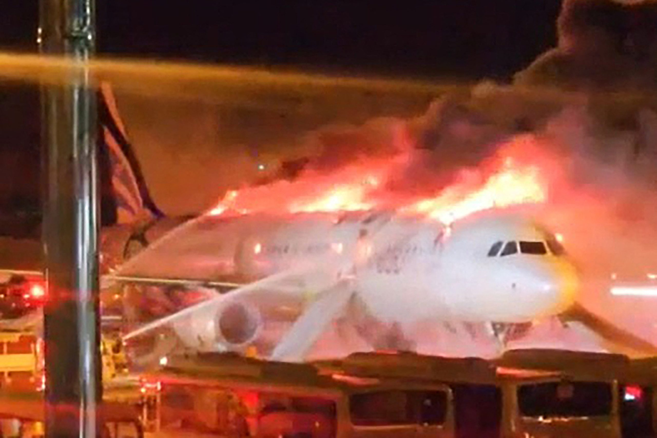 Avião sul-coreano pega fogo; passageiros são retirados