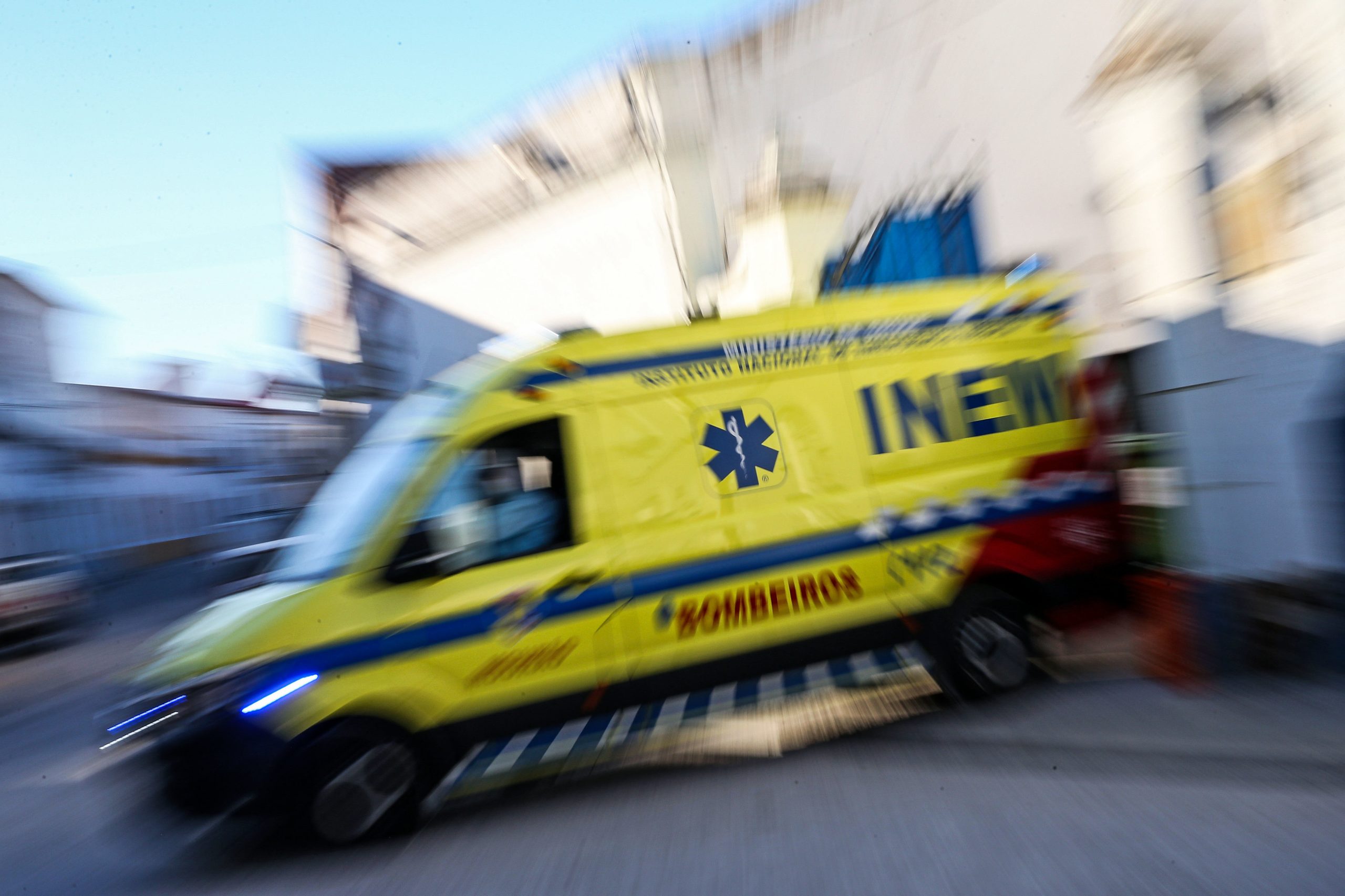 Liga dos Bombeiros denuncia doentes retidos durante horas em ambulâncias e uma morte