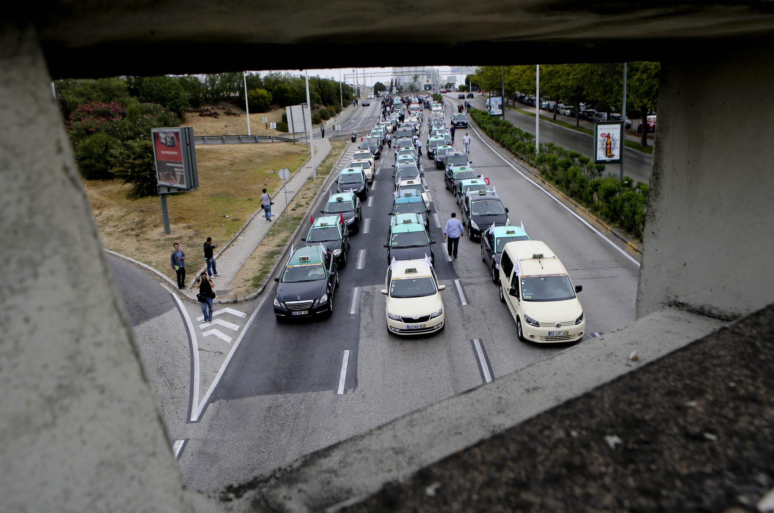 Taxistas reúnem-se sexta-feira para concertar medidas de protesto