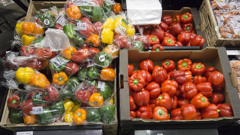 Afinal, os sacos de plástico transparentes não passaram a ser pagos nos supermercados, nem se sabe quando serão