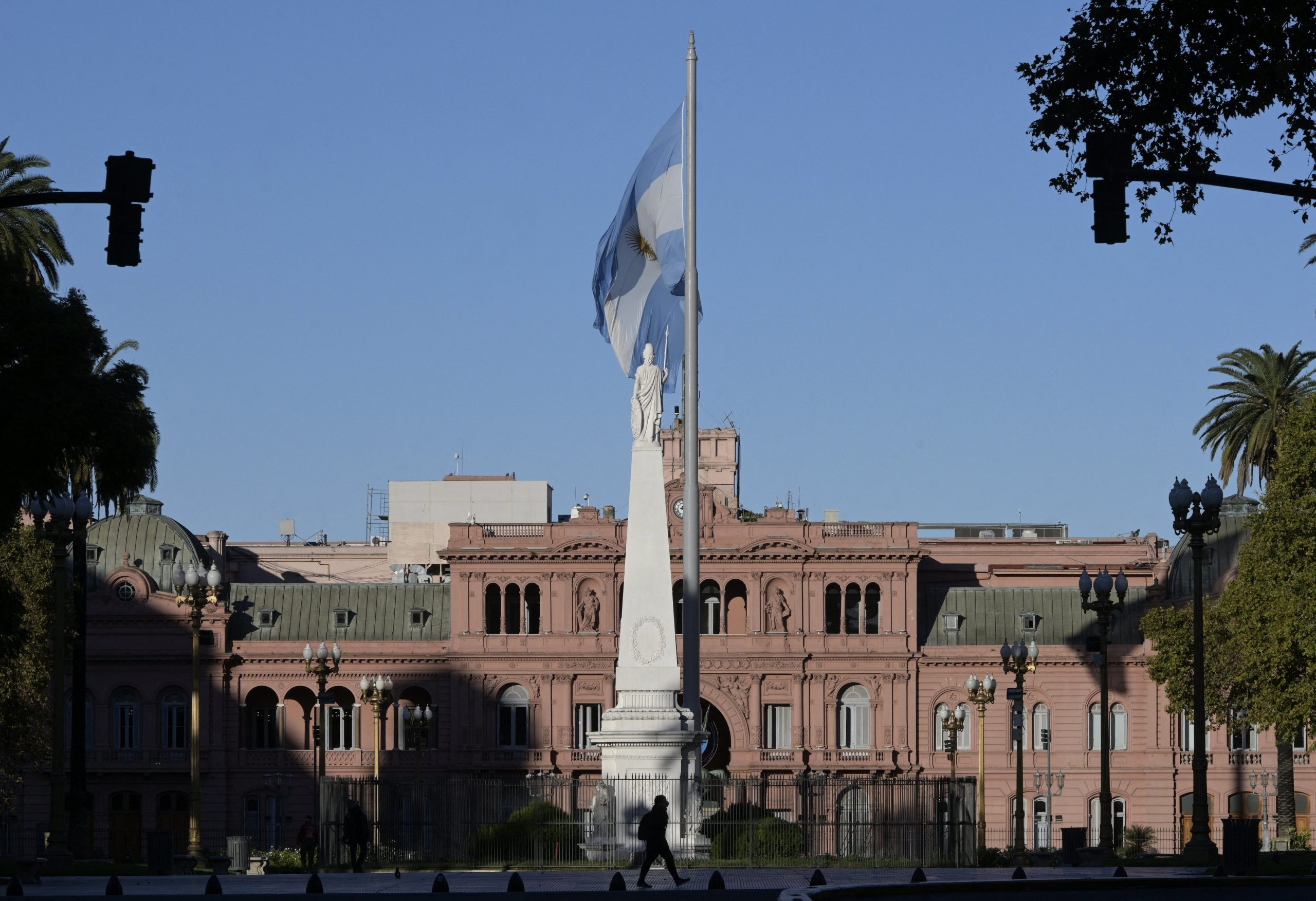 Argentina volta a confinar quando é o país com mais mortes diárias por milhão de habitantes