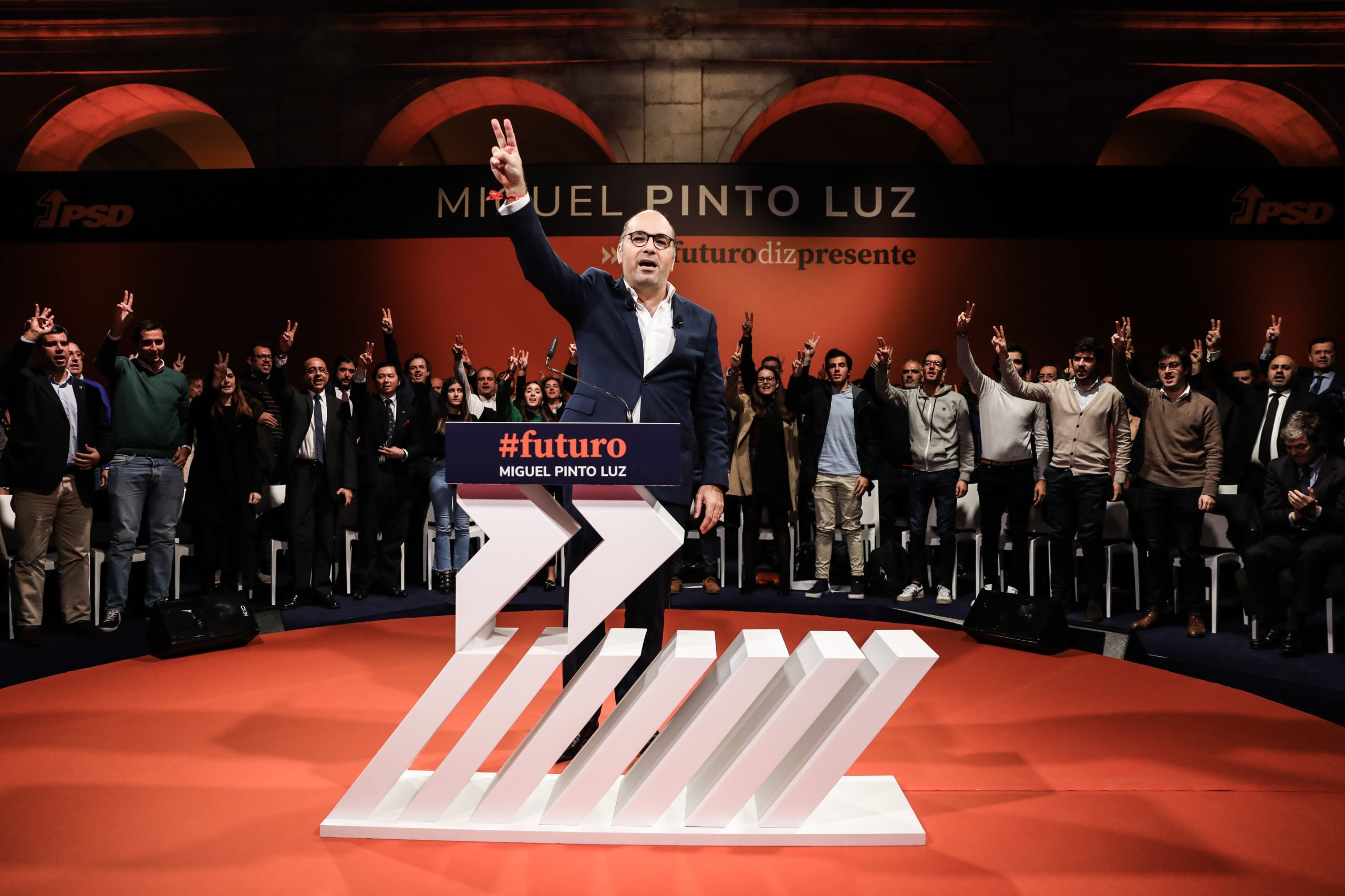 Pinto Luz é oficialmente candidato à liderança do PSD para tirar o partido “dos lugares intermédios da primeira liga da política”