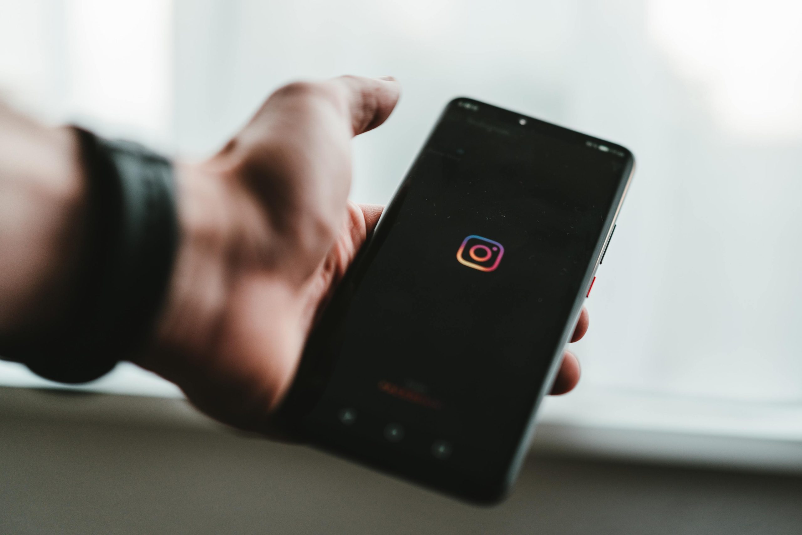 É oficial: Austrália baniu redes sociais a menores de 16 anos