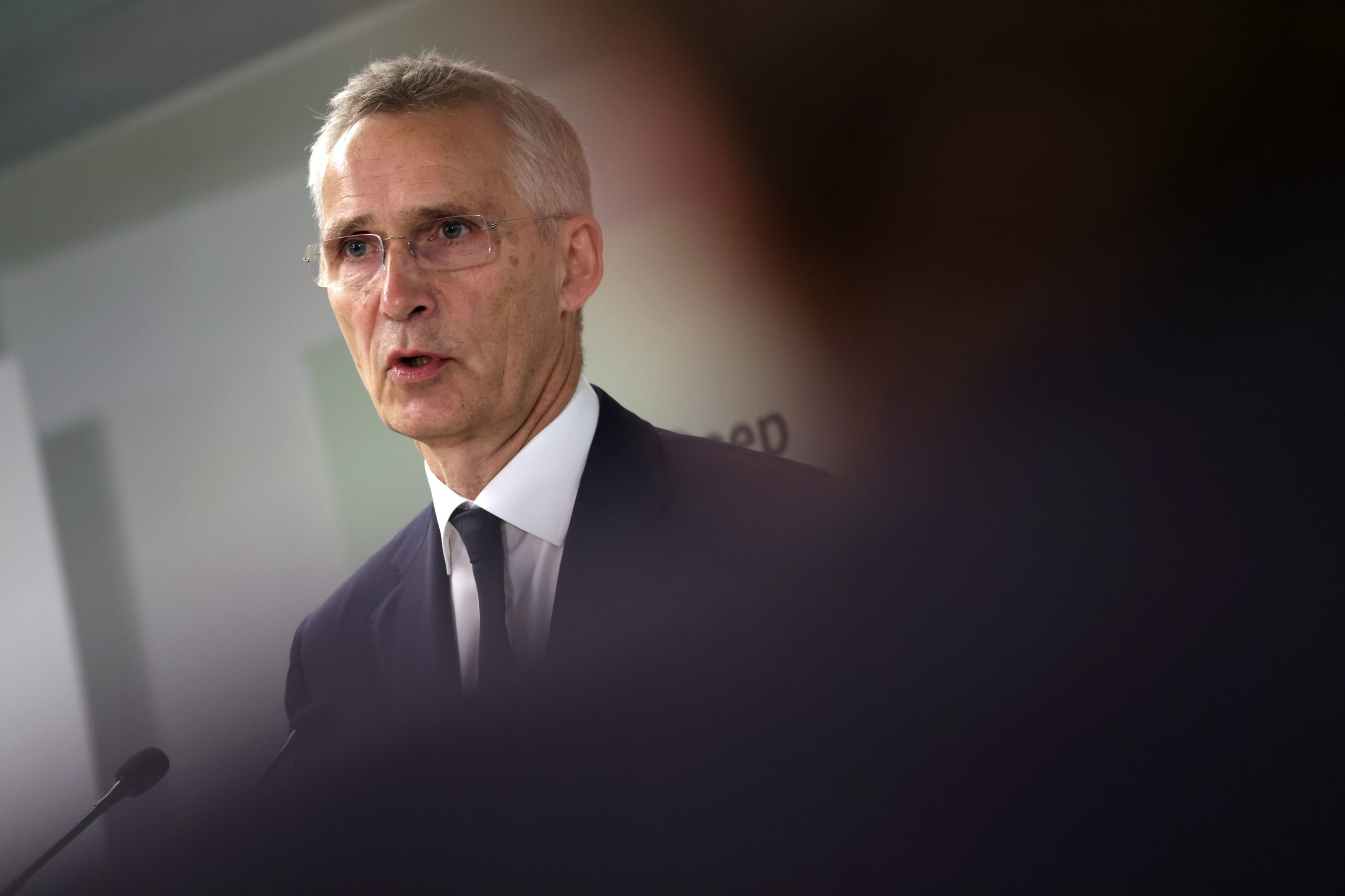 Chefe da NATO pede aos aliados maior rapidez na produção de armas