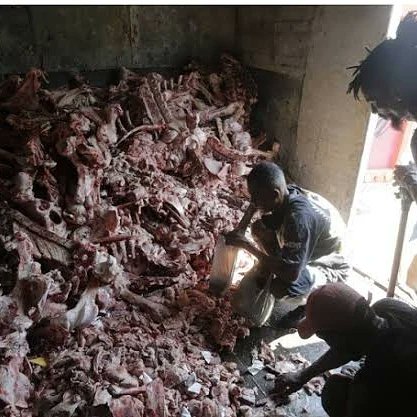 “Pediam para o cão. Hoje, para comer”. Há brasileiros que procuram restos de carne rejeitados pelo supermercado