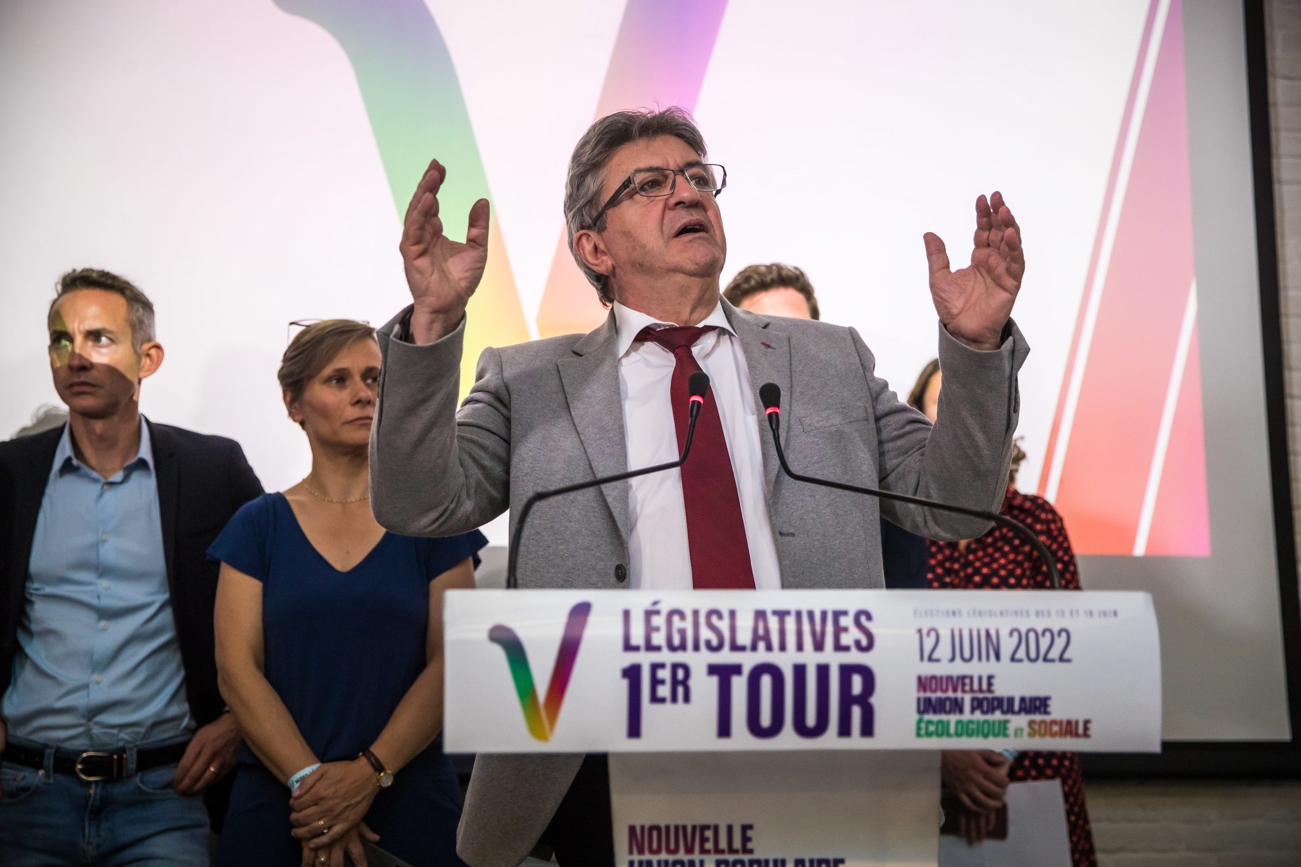 Legislativas em França: Mélenchon reclama vitória e diz que partido presidencial foi “desfeito”