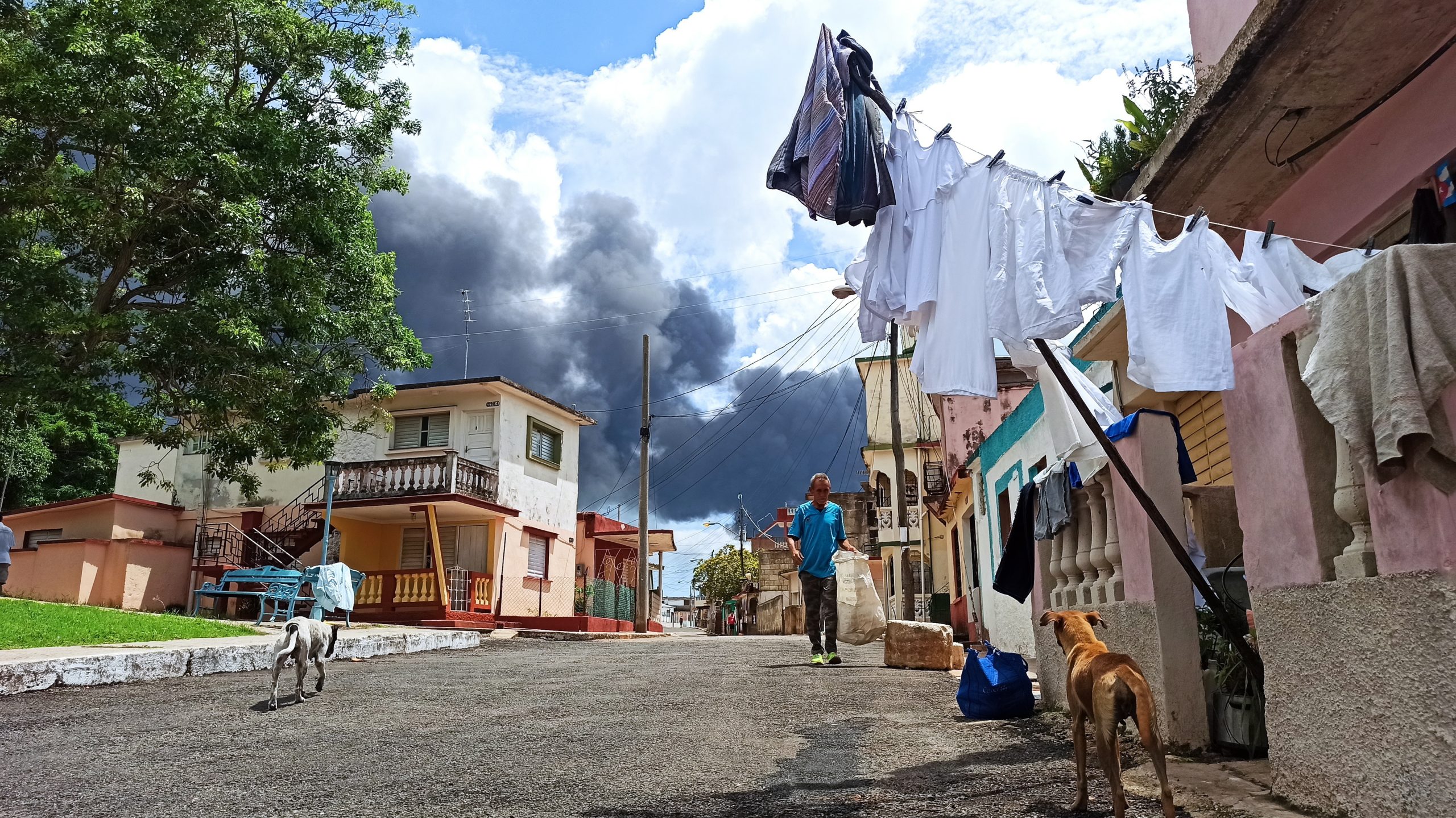 Cuba: Raio atinge tanque de combustível. Incêndio lavra há três dias e continua a alastrar