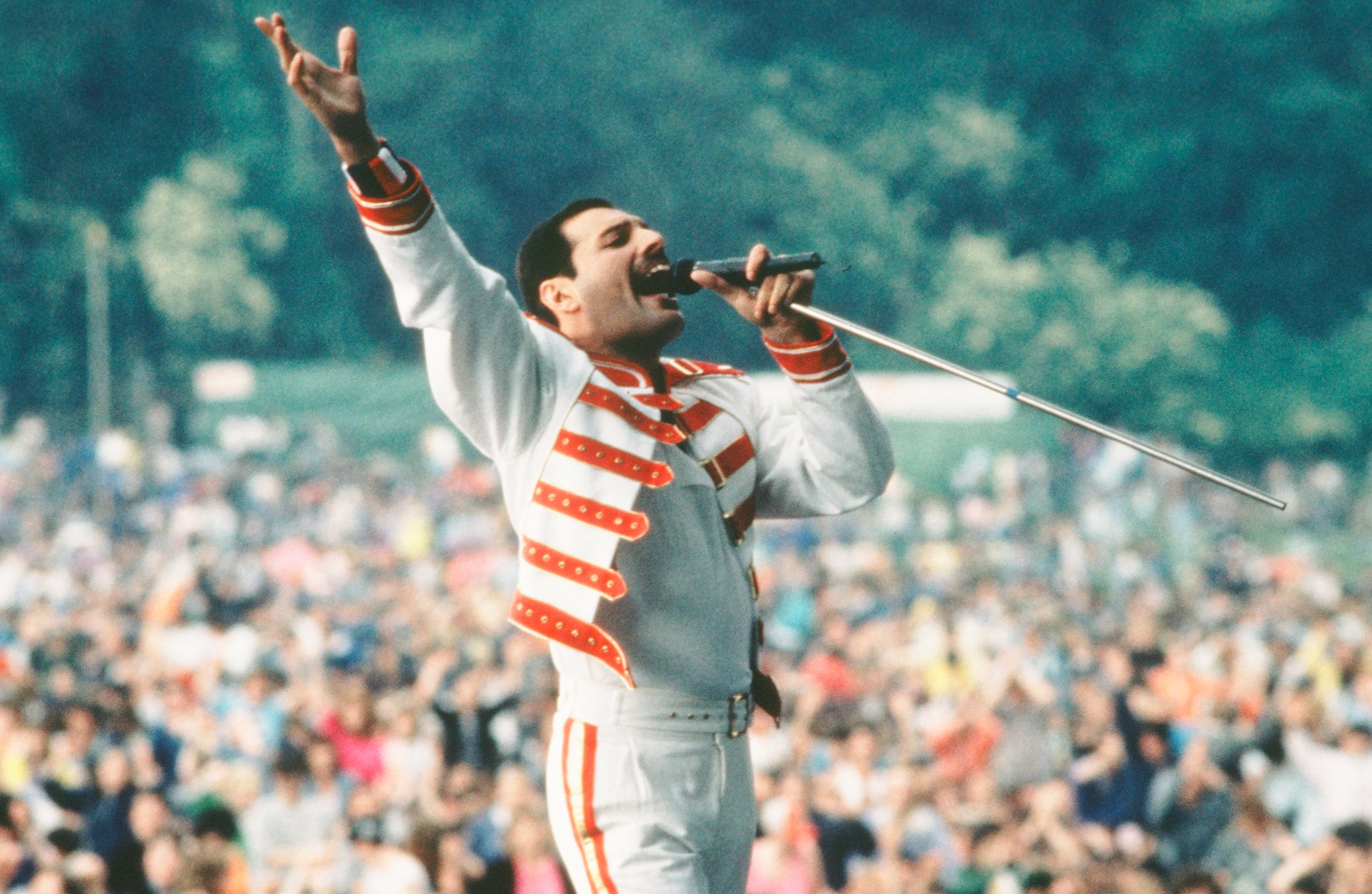 Versos inéditos de “Bohemian Rhapsody” vão integrar livro de letras de Freddie Mercury