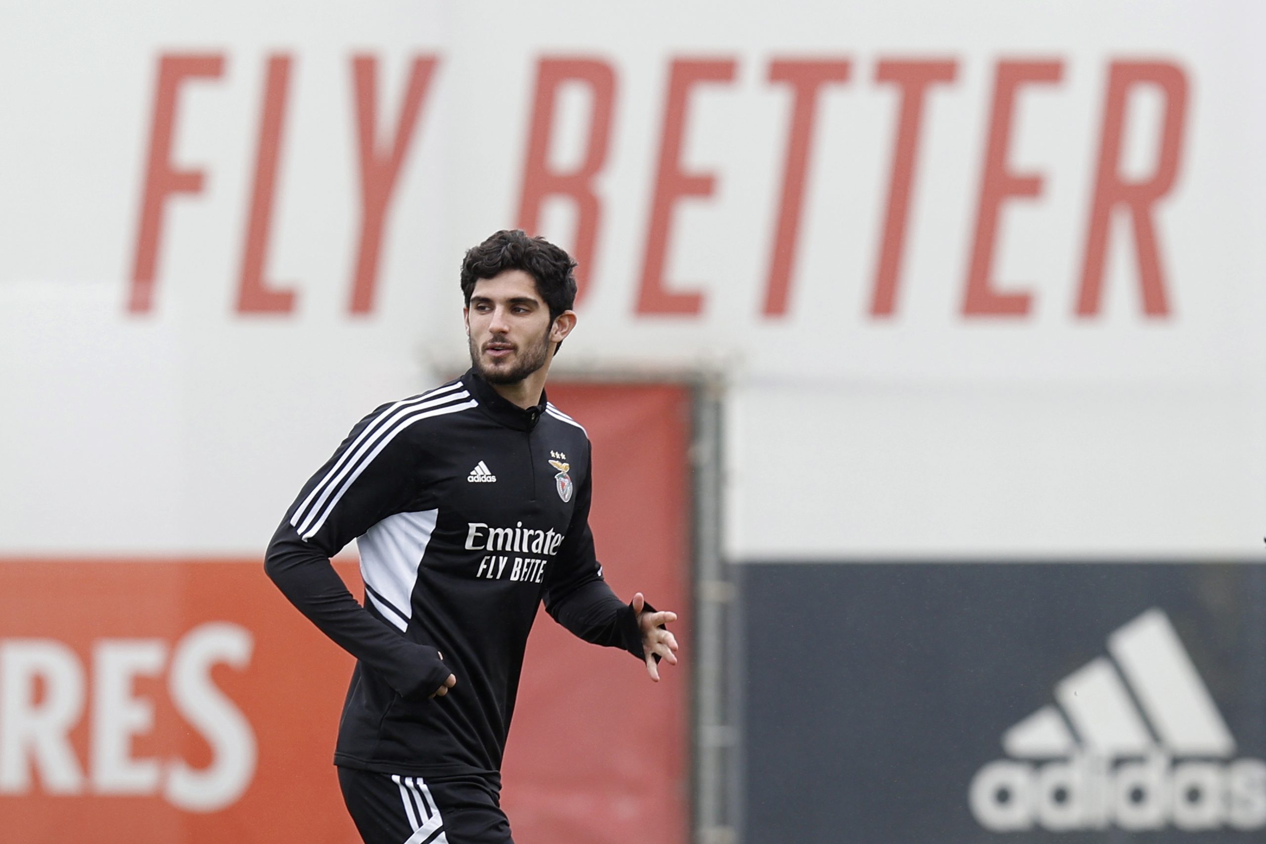 Benfiquista Gonçalo Guedes operado “com sucesso” ao joelho esquerdo
