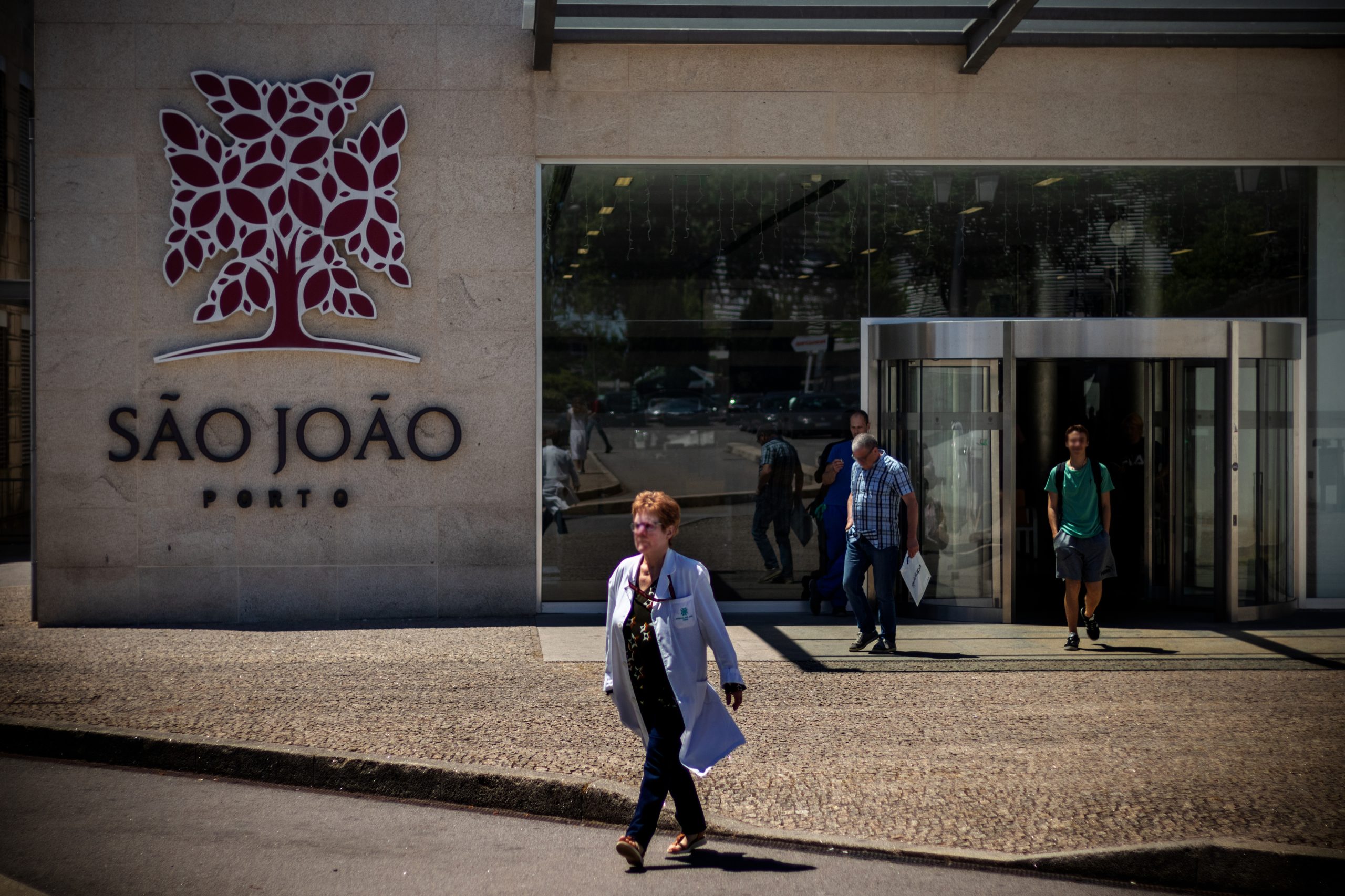 Covid-19. Mulher de 75 anos vai ter alta do São João após duas análises negativas