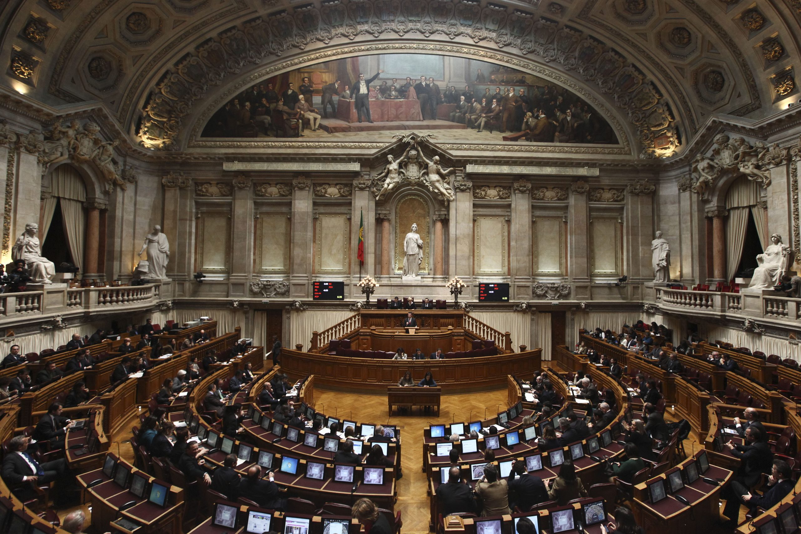 Gritou “demissão” a Passos Coelho no Parlamento. Hoje vai ser julgada