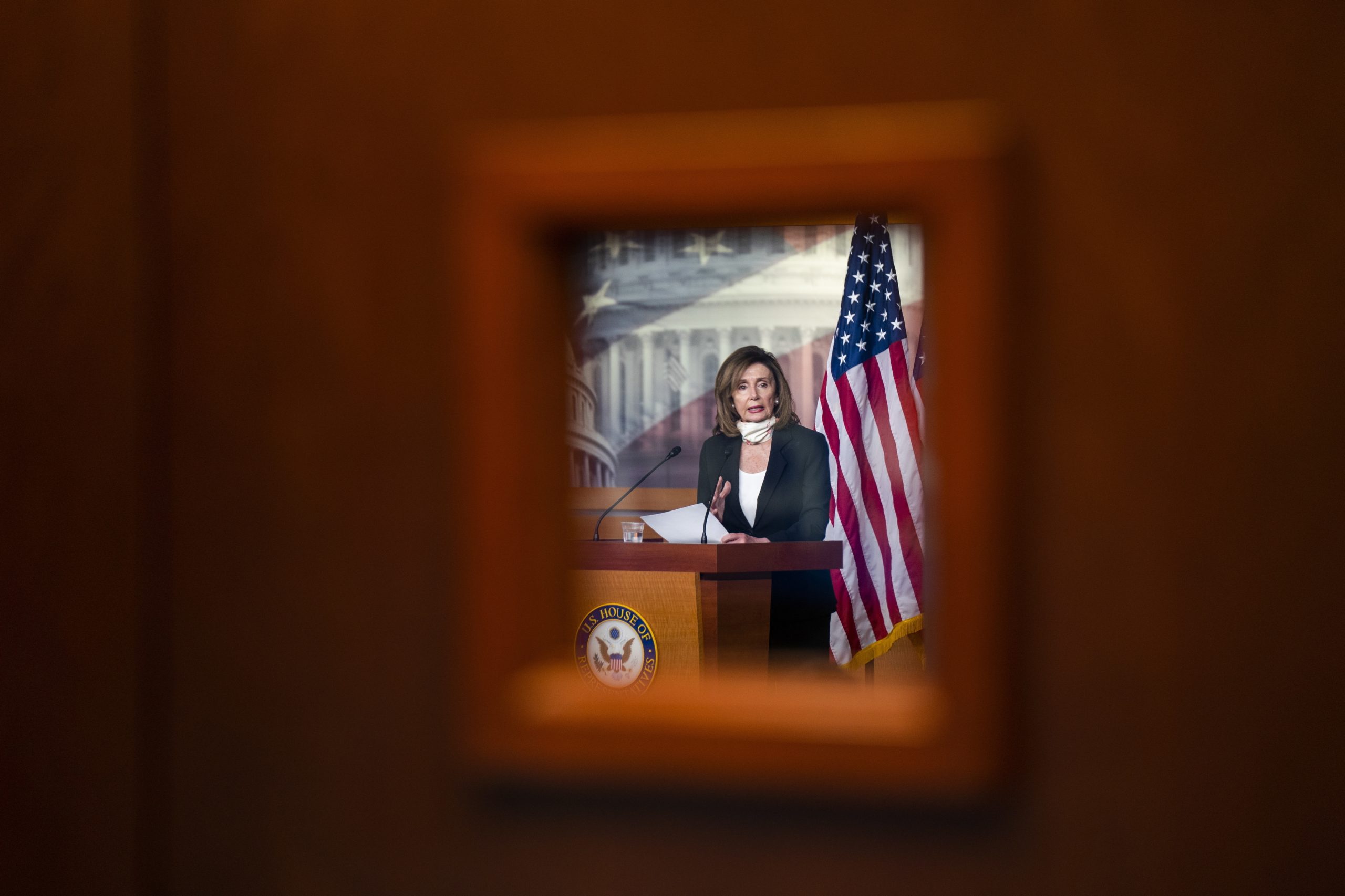Pelosi pede a Trump que não “atice as chamas” com a Bíblia na mão