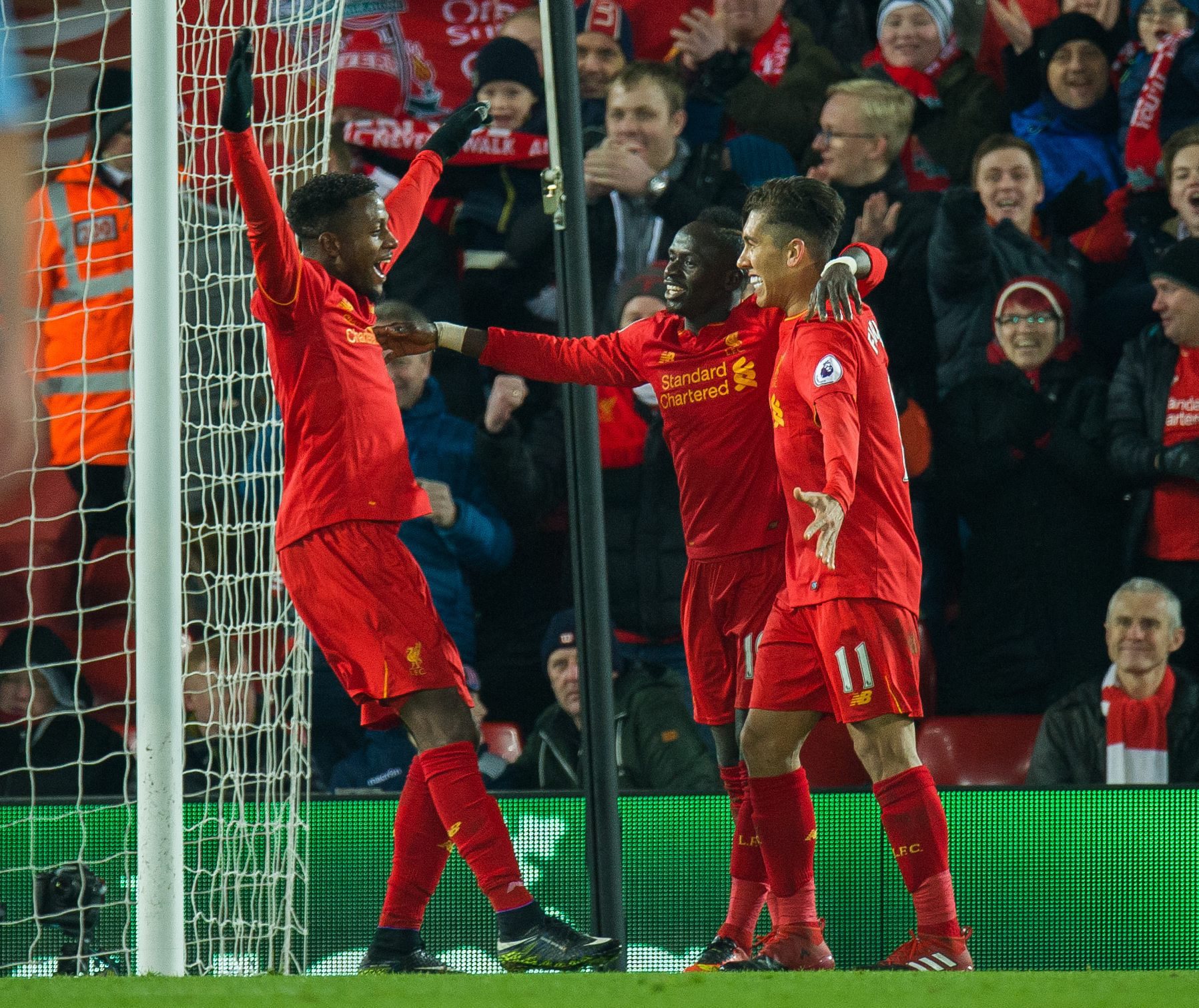 Liverpool goleia e continua na corrida até ao topo da Premier League