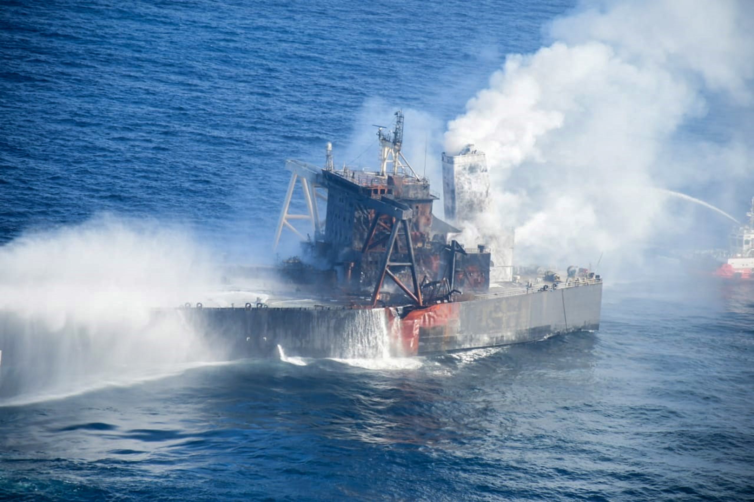 Incêndio em petroleiro ao largo do Sri Lanka reacende-se depois de declarado extinto
