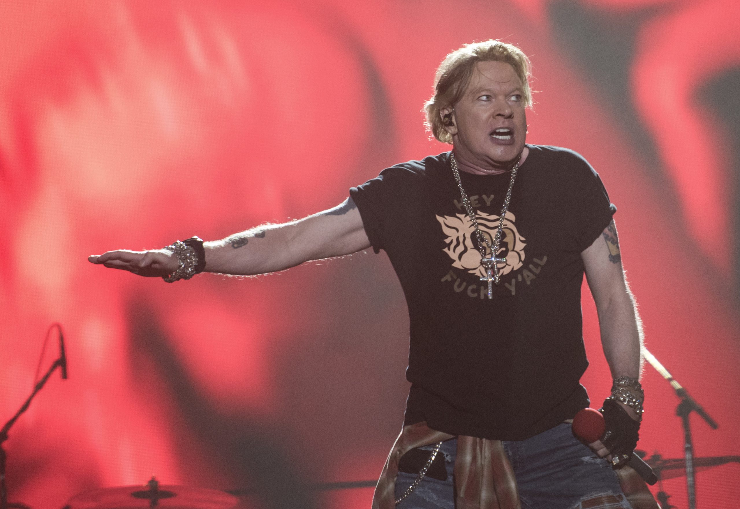 Bem-vindos à selva. Vocalista dos Guns N’ Roses e o secretário do Tesouro dos EUA trocam acusações nas redes sociais