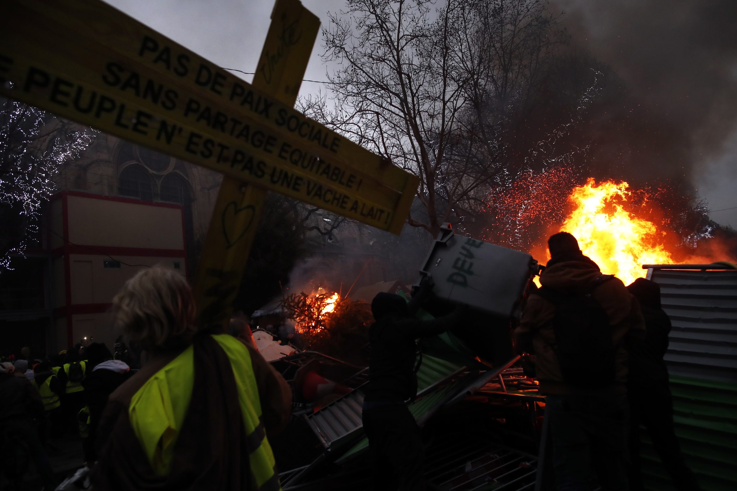 Manifestação de “coletes amarelos” em Paris com mais de 100 detenções