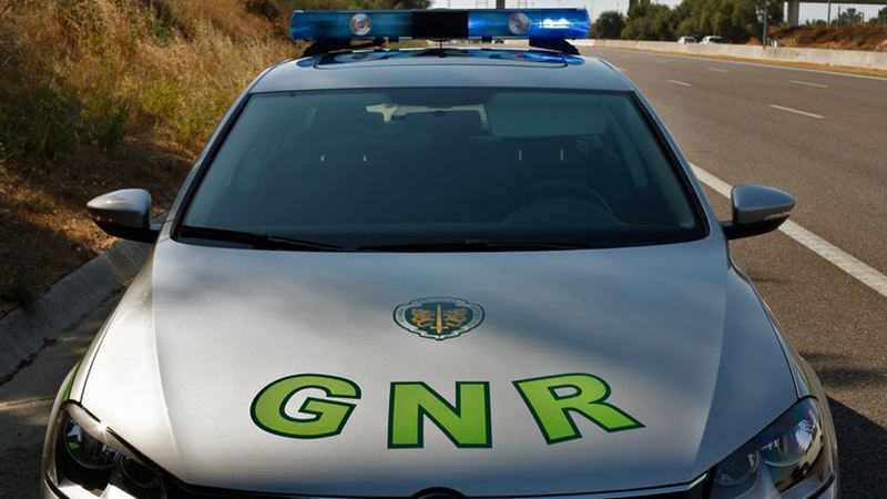 GNR de Leiria identifica dois homens por furto em residência