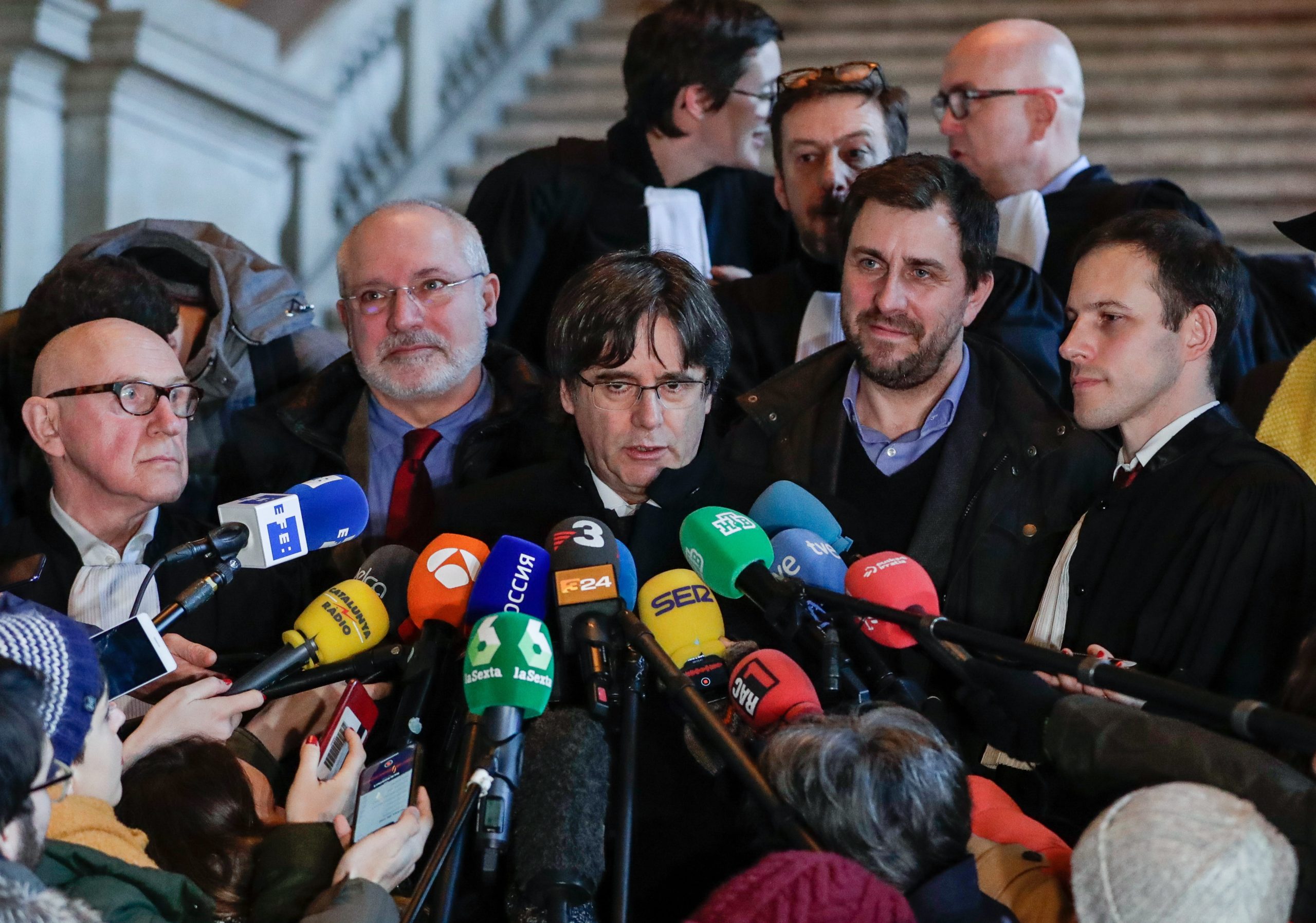 Catalunha. Puidgemont e Comin iniciam processo de acreditação como eurodeputados