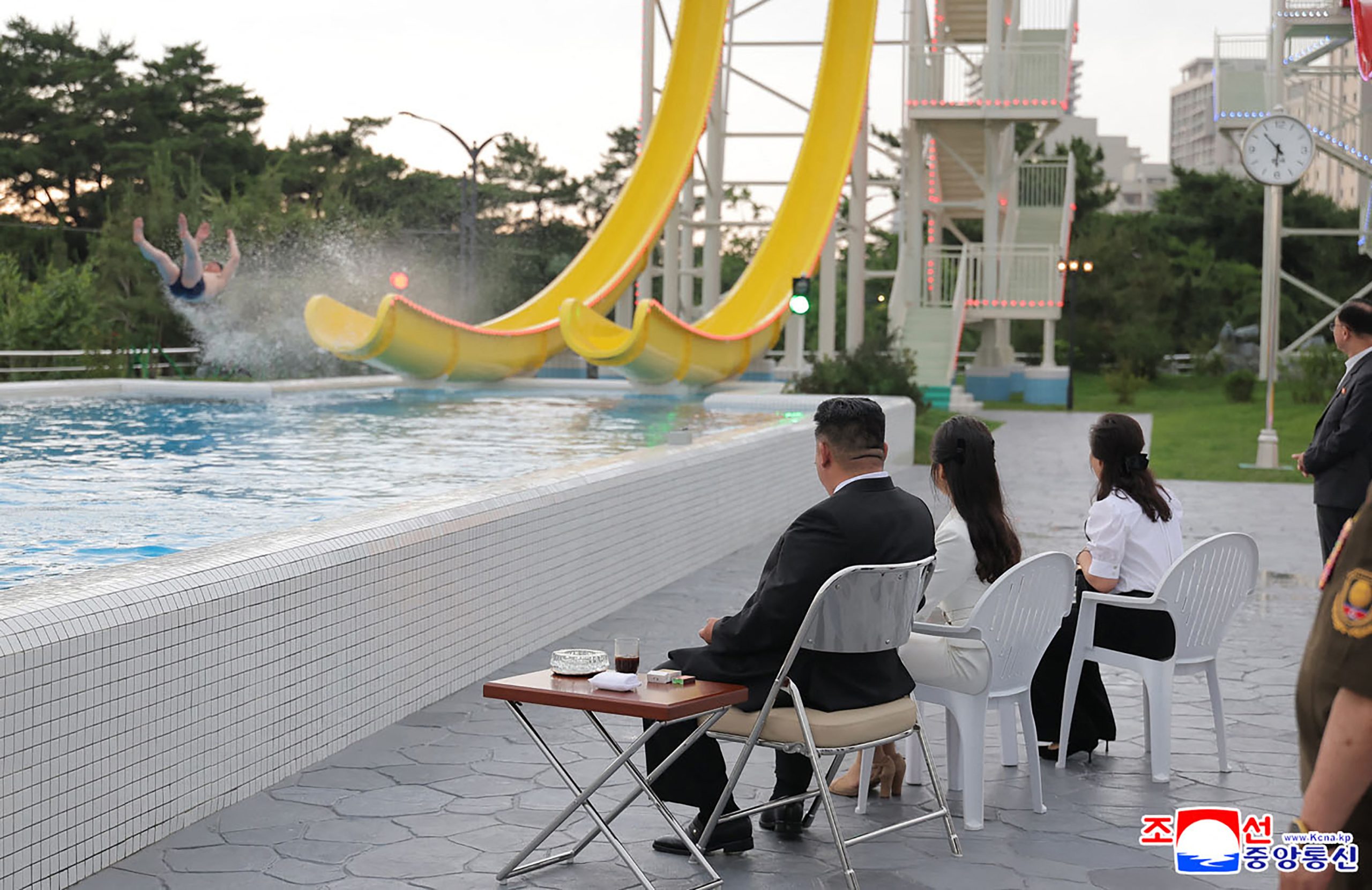 Kim Jong-un e a família fotografados em resort balnear: inaugurado complexo turístico de Wonsan Kalma