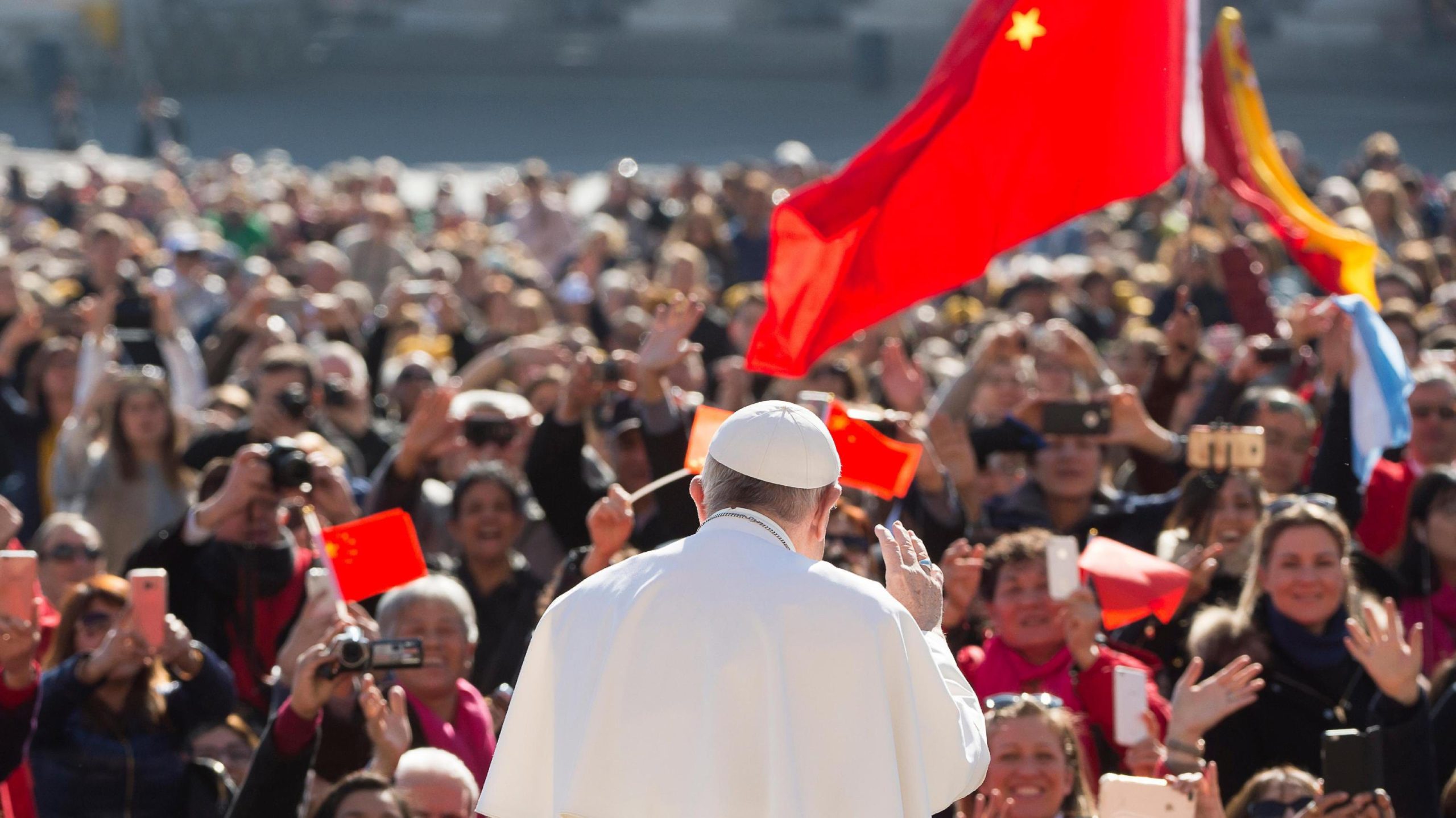 China multa agências de viagens por oferecerem excursões ao Vaticano