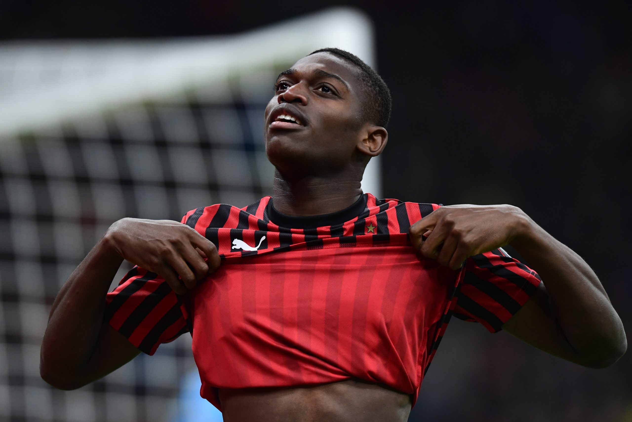 Covid-19: Rafael Leão doa 24 mil máscaras a hospital em Almada