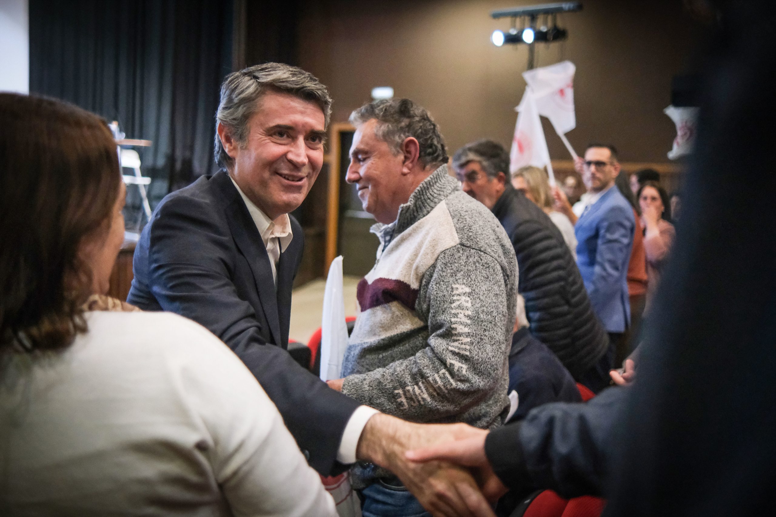 José Luís Carneiro pede diálogo com partidos de esquerda e democráticos