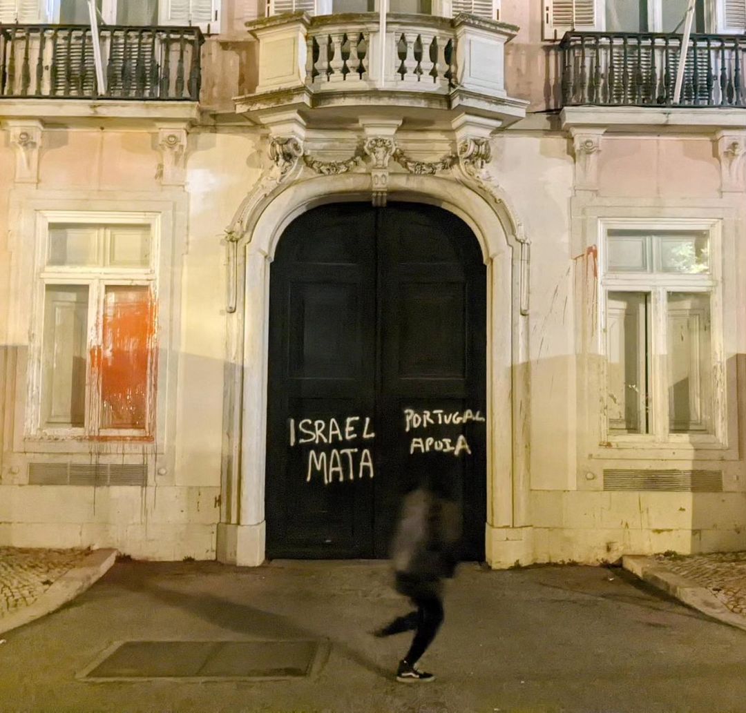 Ministério dos Negócios Estrangeiros vandalizado por protesto pró-Palestina