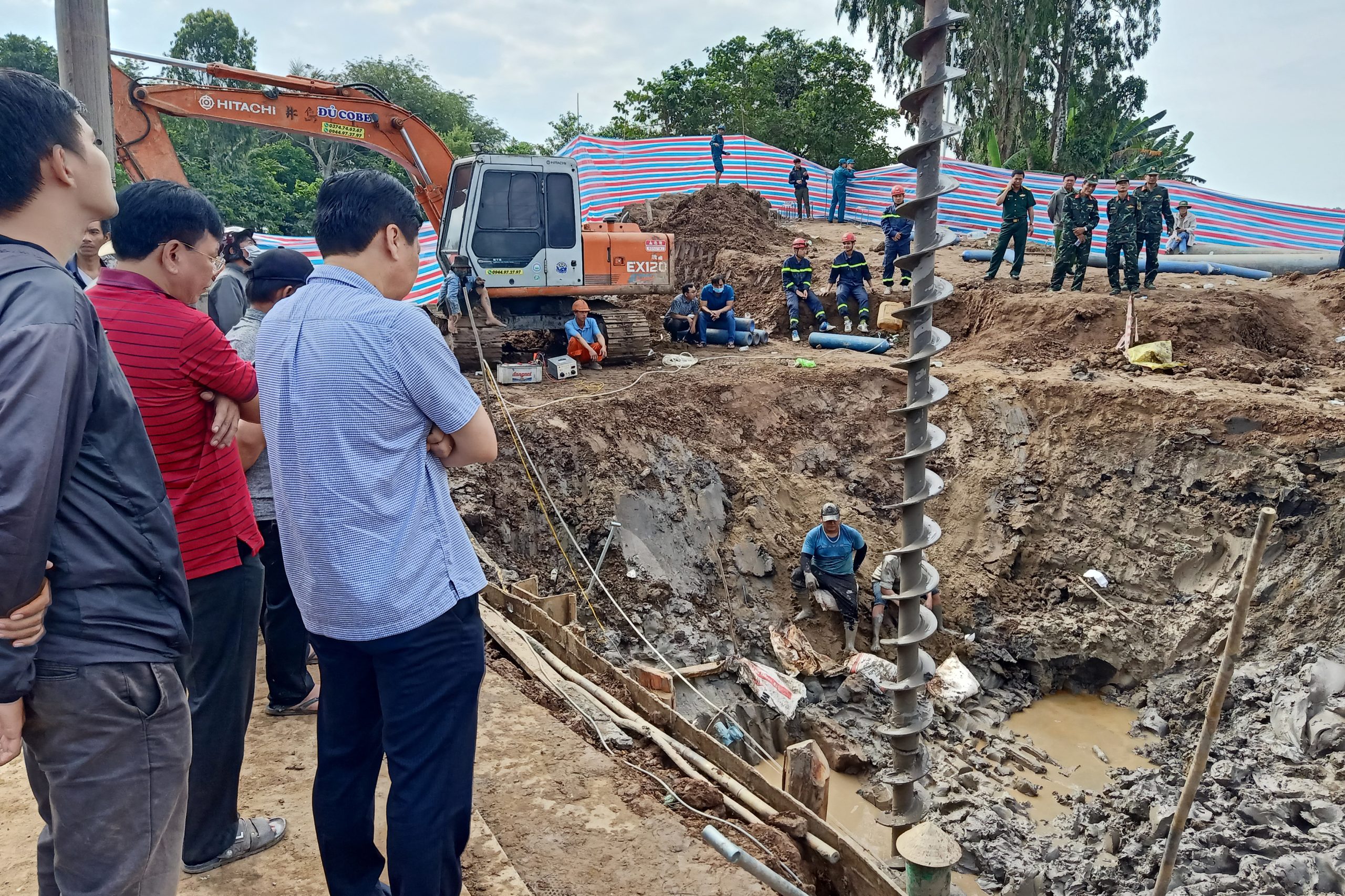Menino que caiu num buraco de 35 metros no Vietname foi declarado morto pelas autoridades
