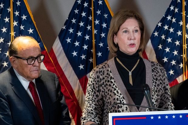 Campanha Trump demarca-se da advogada Sidney Powell depois de alegações sobre fraude eleitoral