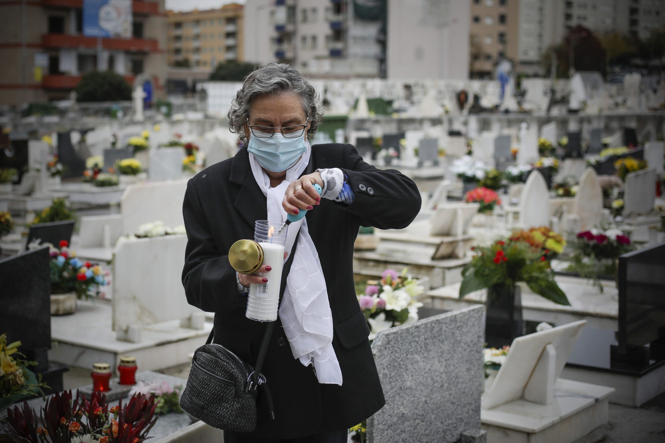 Quem ruma aos cemitérios de Gaia, cumpre as regras sanitárias. “Mas faltar? Hoje. Nunca”