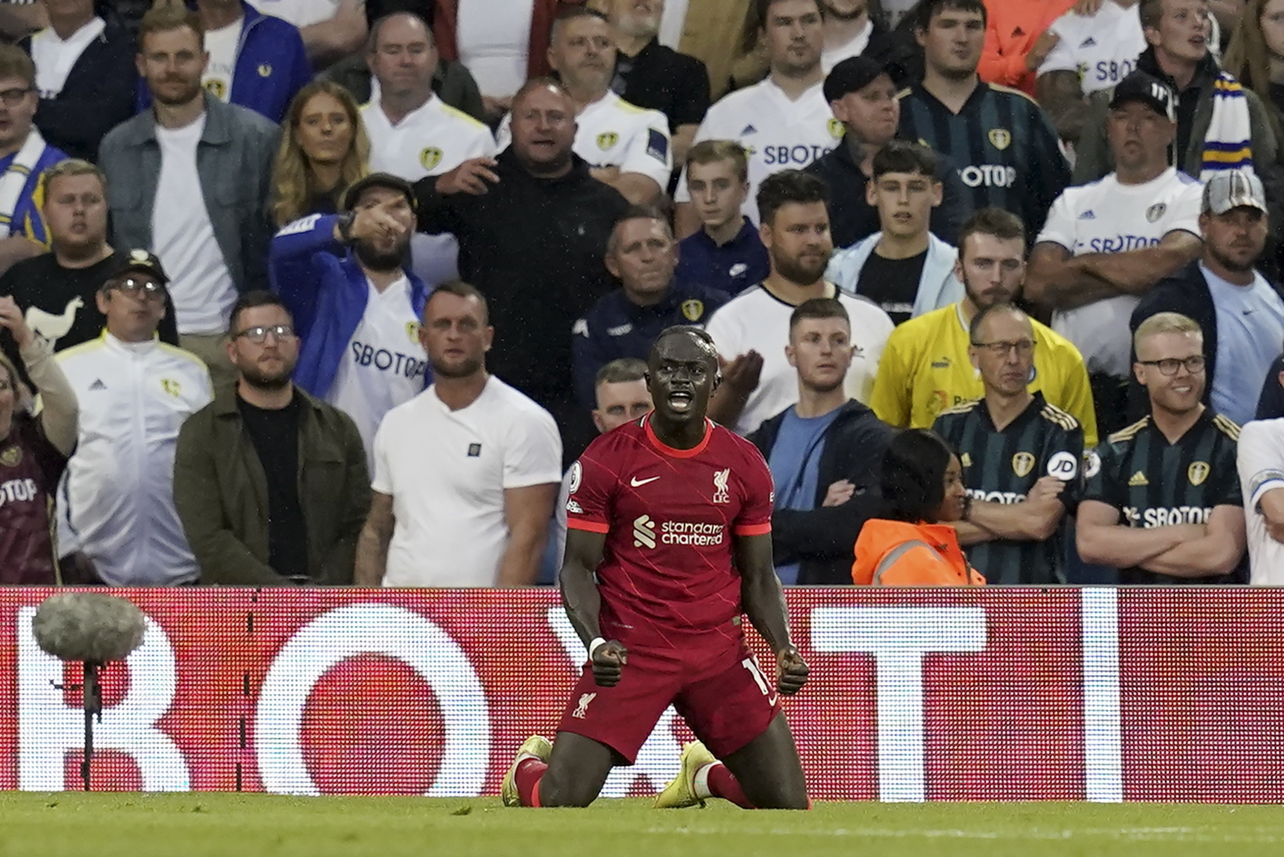 Liverpool vence e junta-se a Manchester United e Chelsea na liderança em Inglaterra